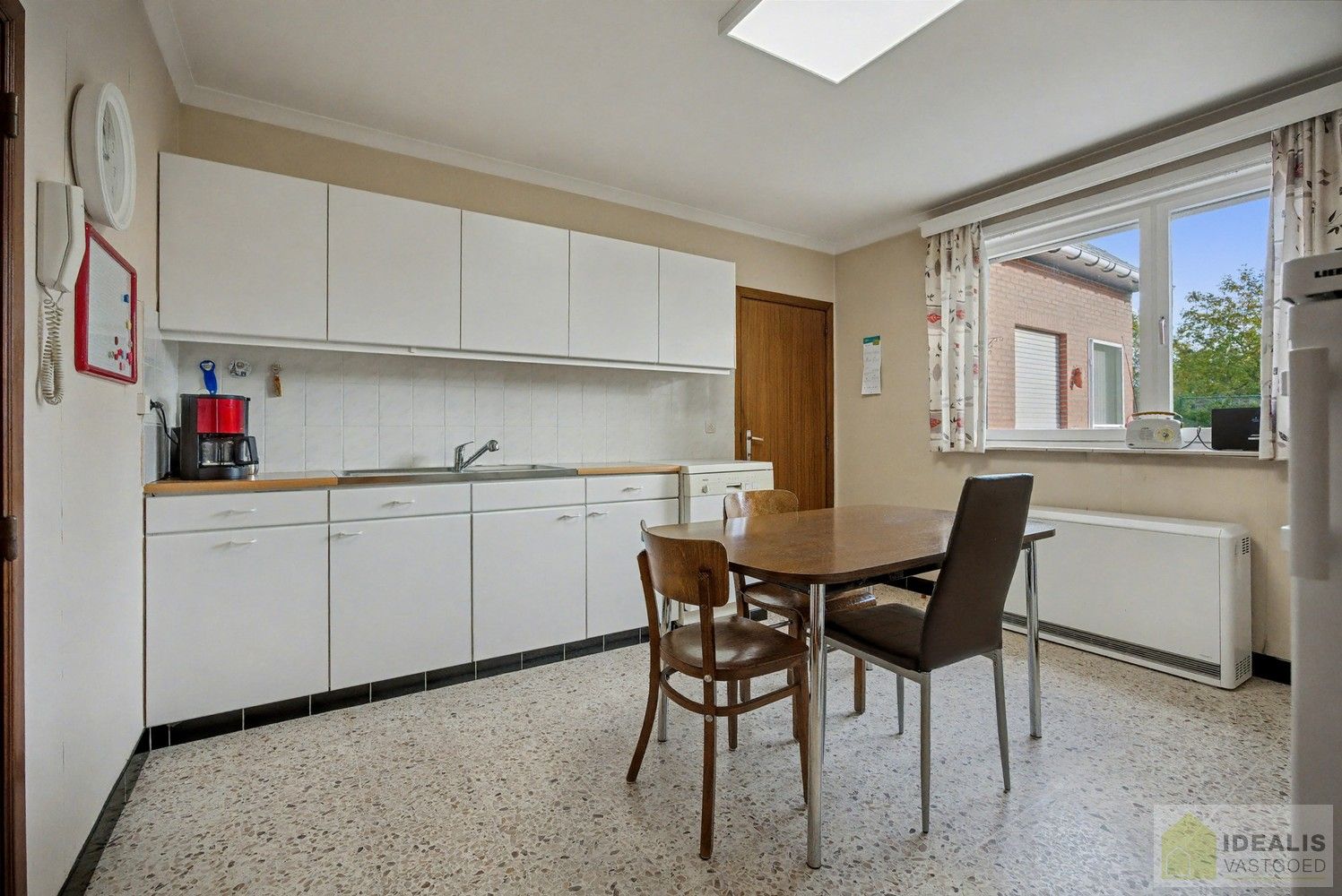 IDEALIS VASTGOED - Nabij het groen gelegen woning met een bewoonbare oppervlakte van + -125m² op een perceel van 7a59ca! Het betreft een zeer centraal gelegen woning t.o.v. grote steden als Leuven, Brussel, Antwerpen en Hasselt die vlot bereikbaar zijn door de nabijheid van de E313 en E314. Uitermate geschikt voor kandidaten op zoek naar een te renoveren woning in de groene omgeving van Linkhout!! foto 11