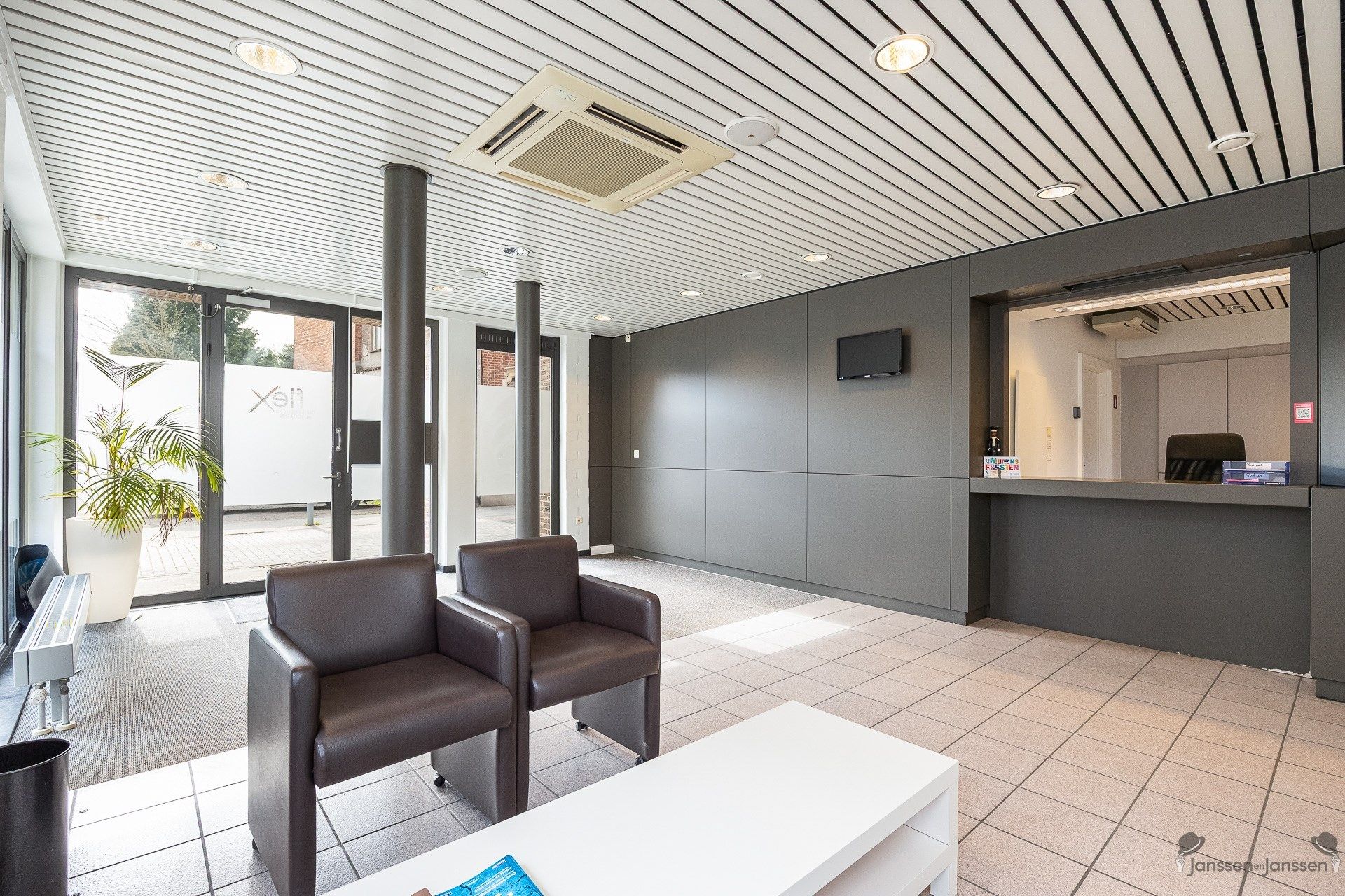 Centraal gelegen handelspand met ruime parking foto 3