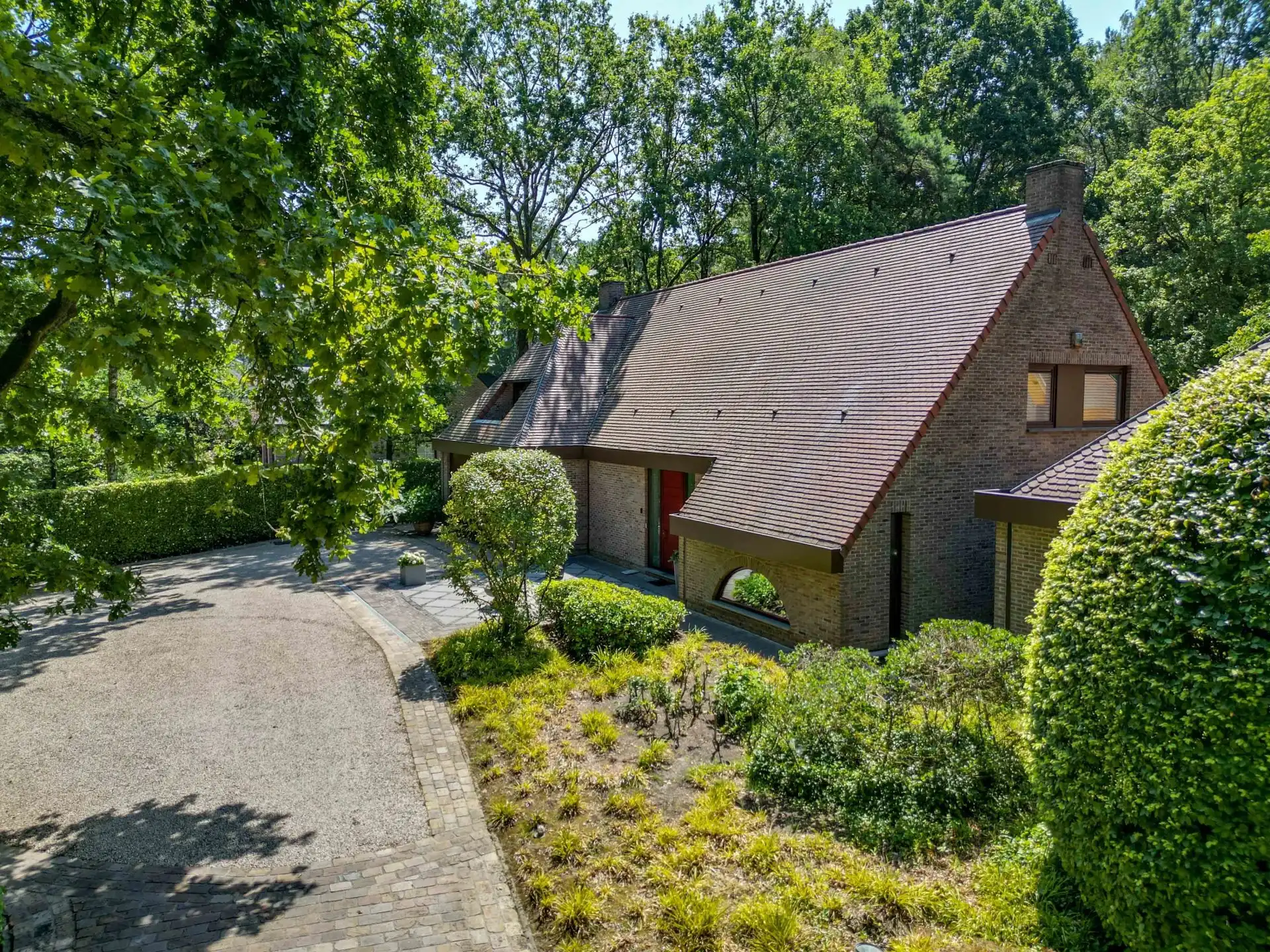 Exclusieve Residentiële Villa met Tijdloze Elegantie en Uitzonderlijk Wooncomfort foto {{pictureIndex}}