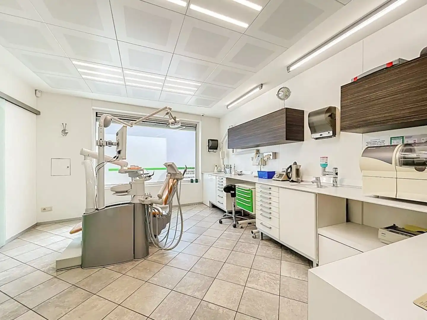  Instapklaar huis met 5 slaapkamers, dubbele praktijkruimte, ruime parking op zichtlocatie foto 3