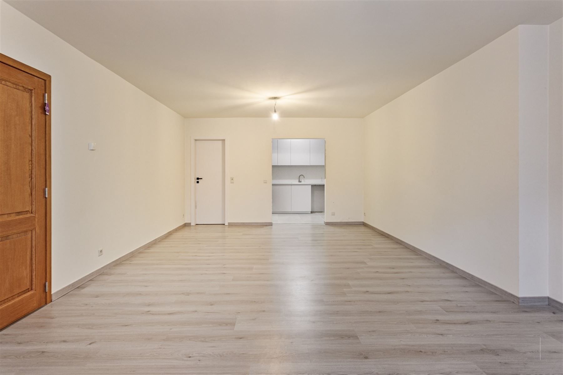 Gerenoveerd gelijkvloers appartement met 2 slpkrs foto 2