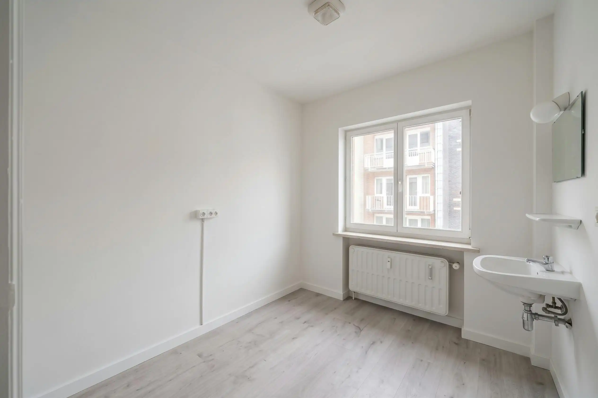 Centraal gelegen 2 slaapkamer appartement vlakbij de Zeedijk foto 14