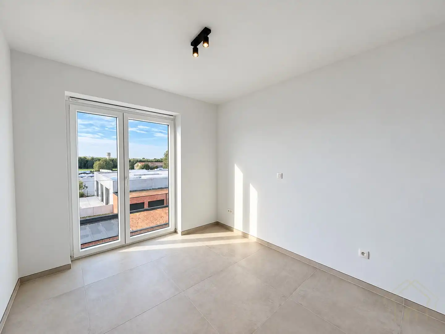 Nieuw appartement met 2 slaapkamers, garage en parkeerplaats, perfect gelegen in Menen - Te huur! foto 9