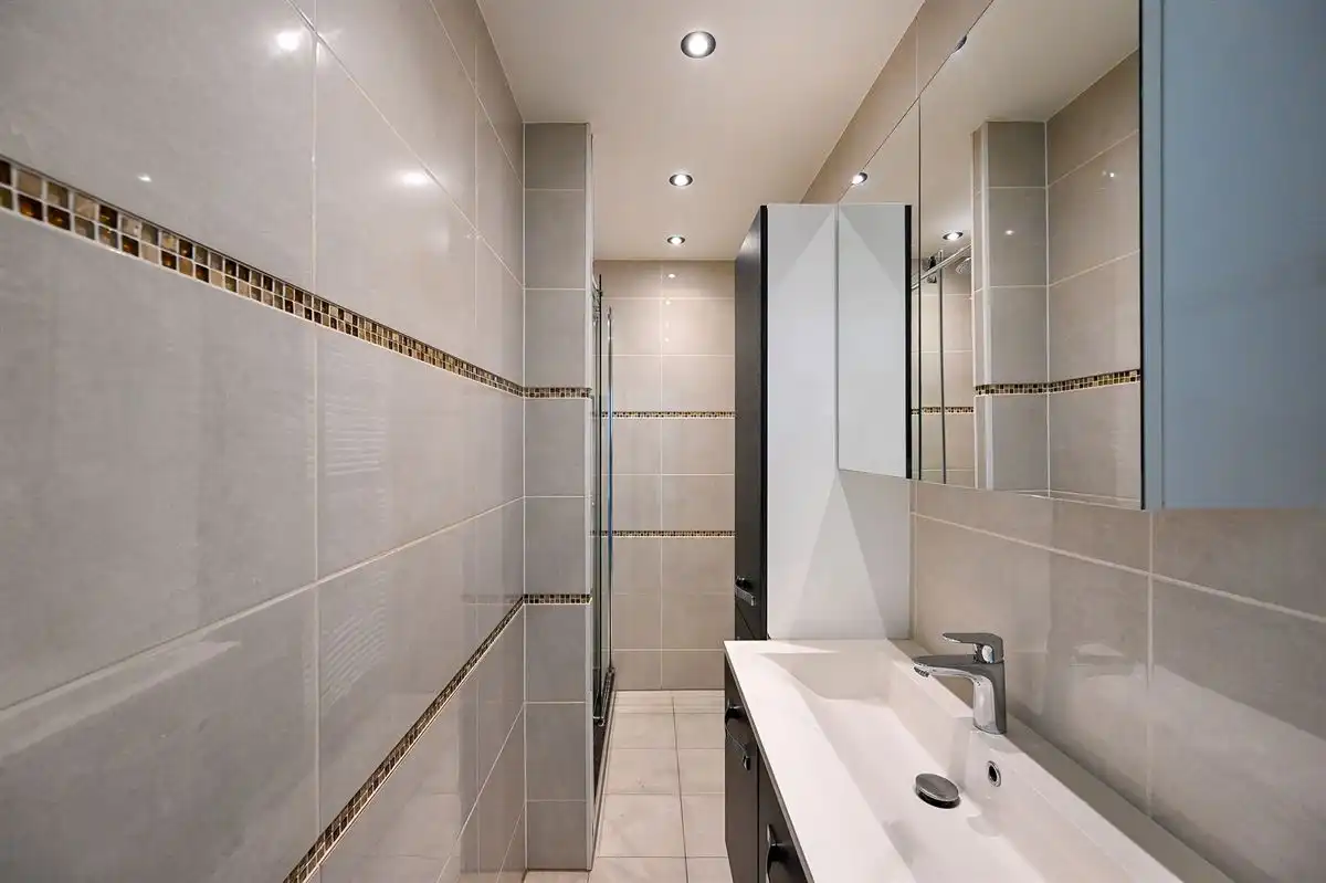 Top gerenoveerd appartement incl garage foto 12