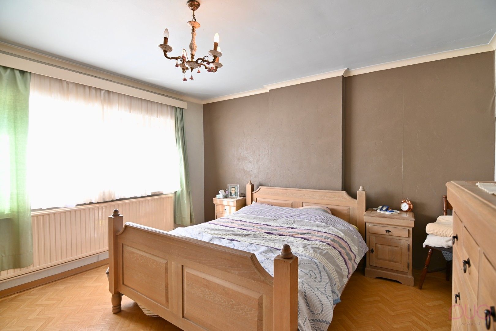 Ruime open bebouwing met 4 slaapkamers en achterliggende loodsen foto 10