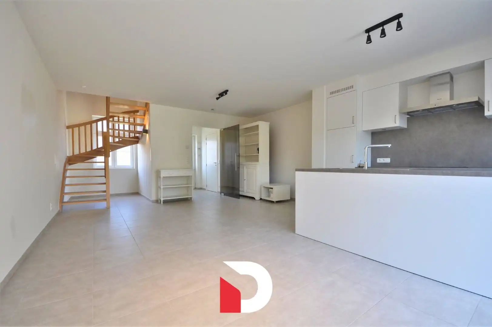 Ruime recente woning met 4 slaapkamers, garage en autostaanplaats foto 5
