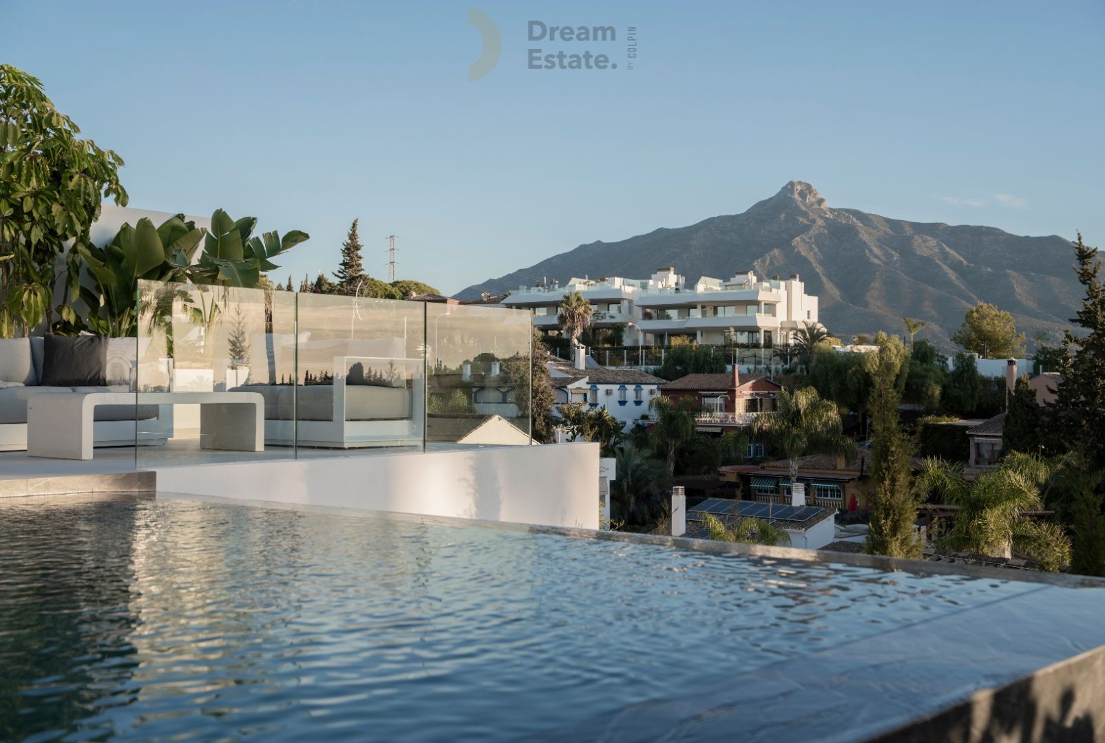 Moderne en strakke villa gelegen te Nueva Andalucia, Marbella. foto 31