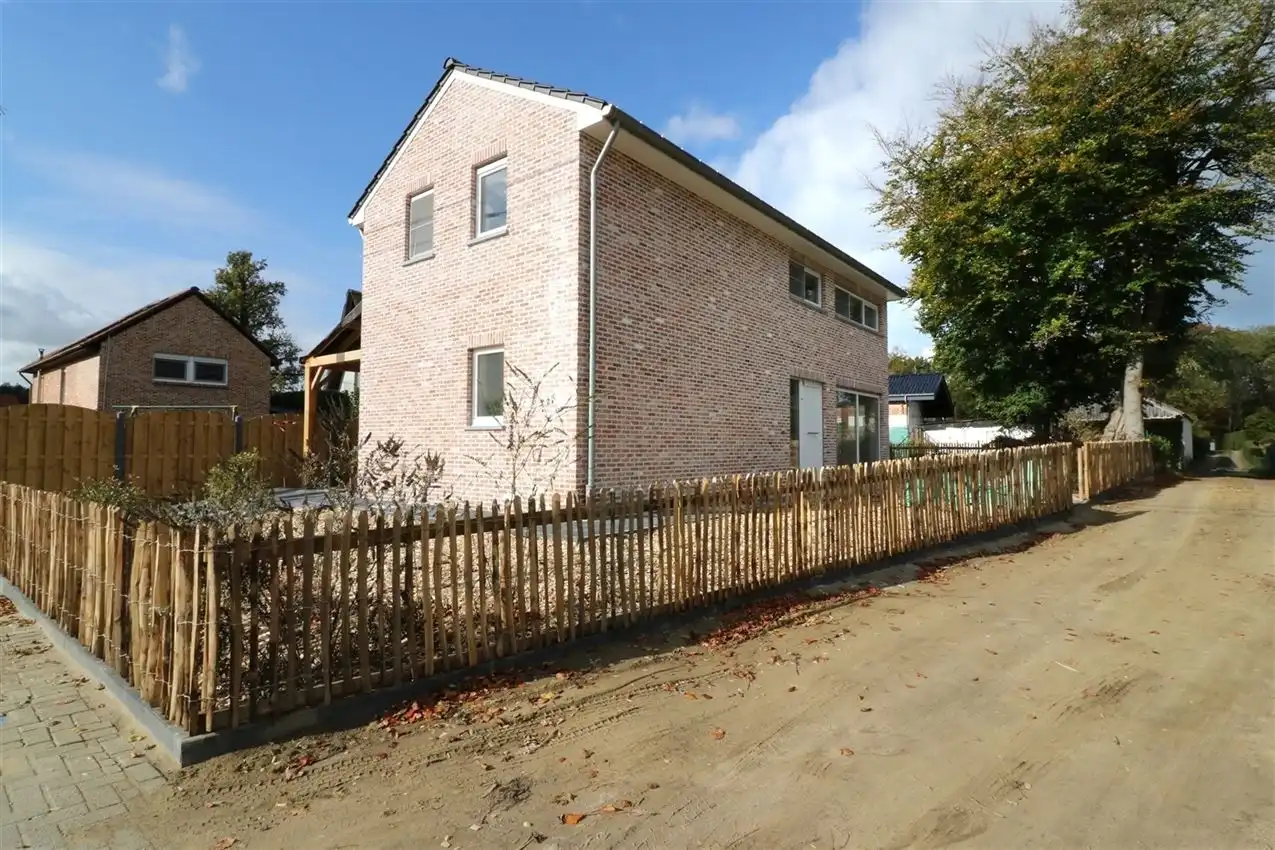 Bosrijk gelegen, vrijstaande woning met 2 slaapkamers foto {{pictureIndex}}