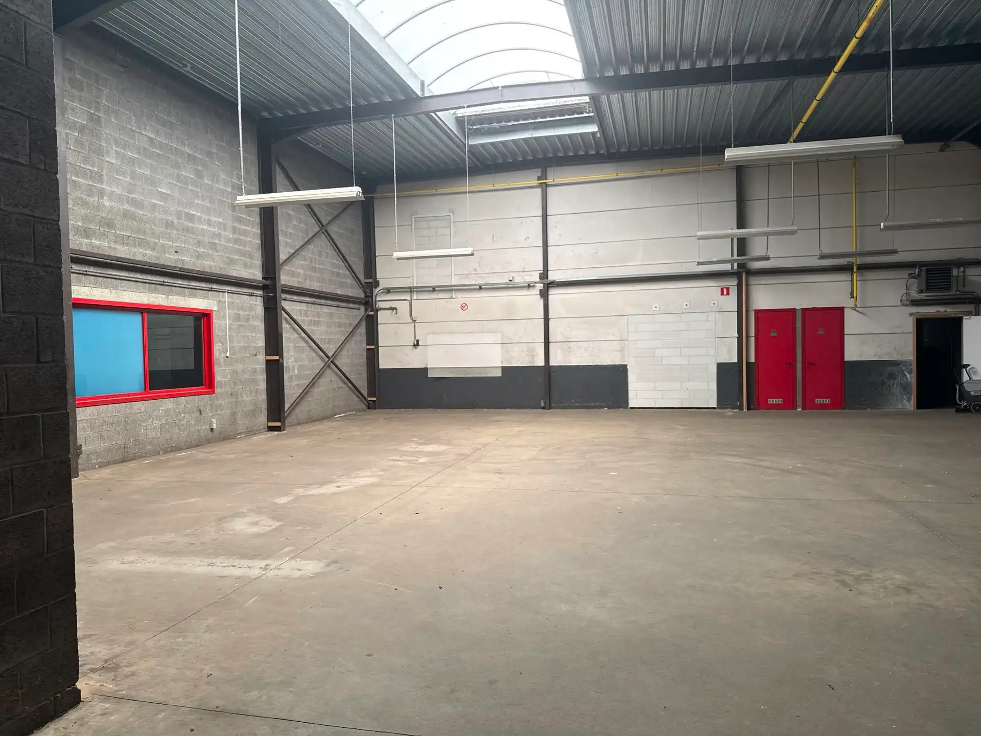Magazijn 435m² met kantoren  te huur TTS-zone aan N16 in  Temse foto 3