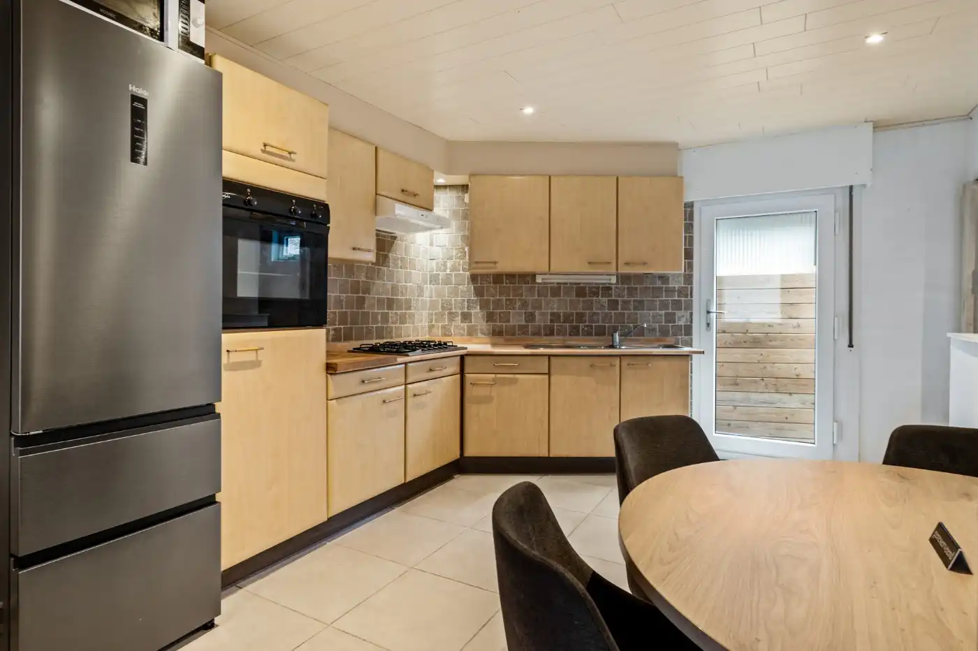 Gesloten bebouwing met 2 slpk., tuinberging en tuin foto 5