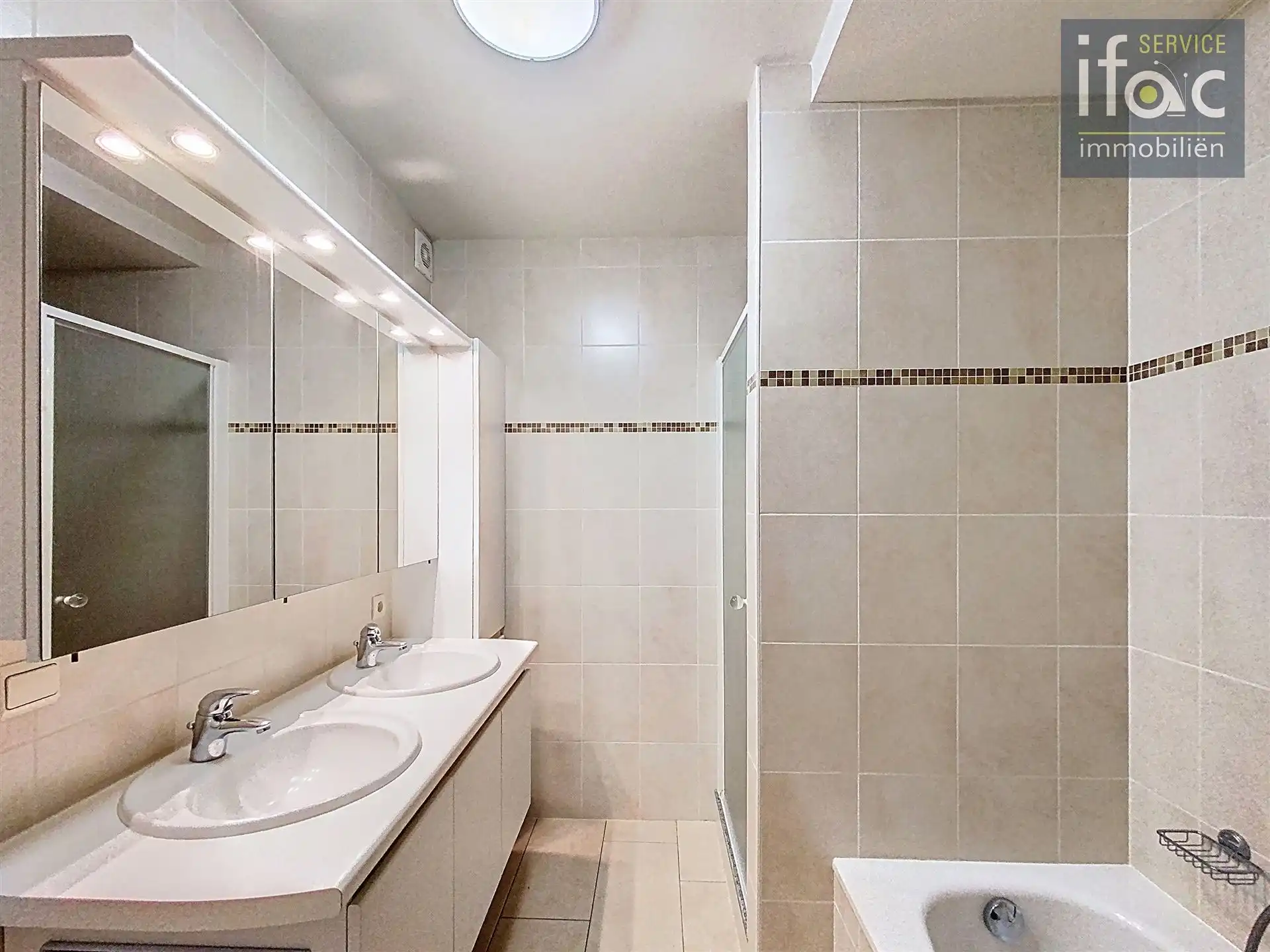 Appartement met 2 slaapkamers en ruime garage foto 8