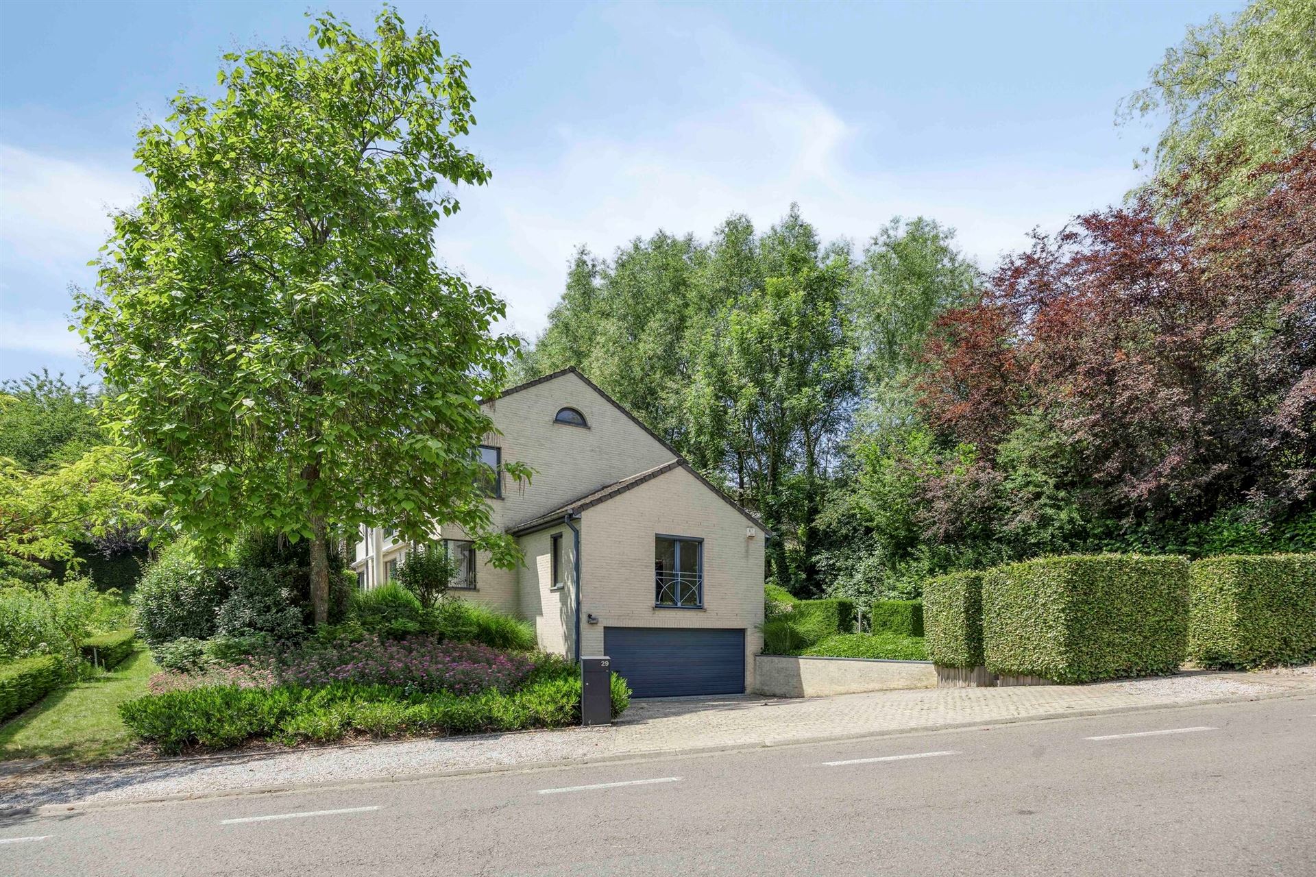 Prachtige moderne villa in rustige wijk foto {{pictureIndex}}