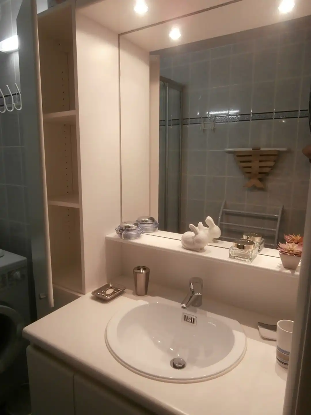Modern gemeubeld 2 slaapkamerappartement met garage TE KOOP foto 7