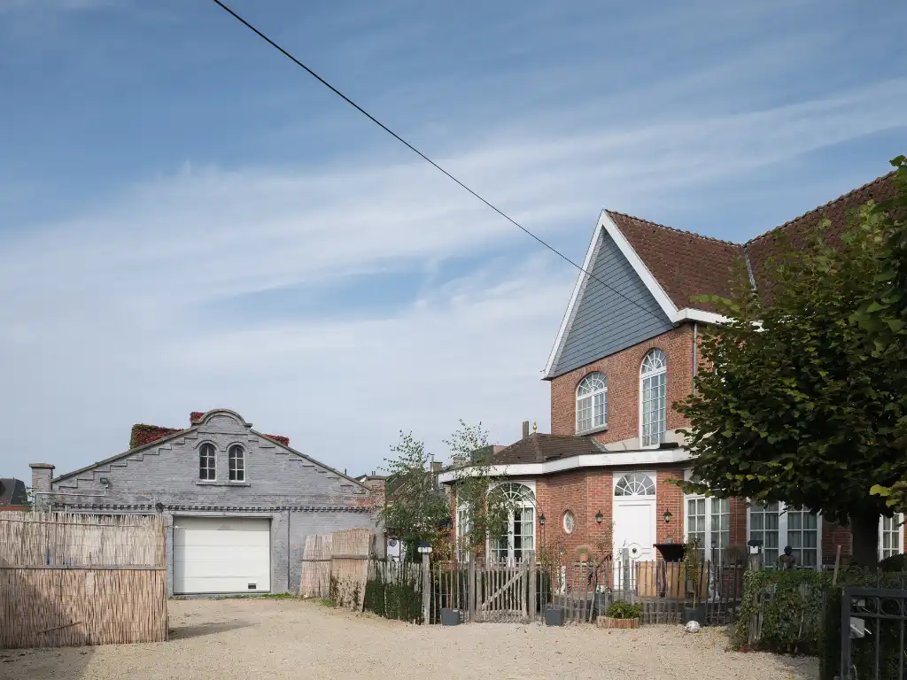 Sint-Amandsberg. Op te frissen directeurswoning met bijhorend magazijn en afzonderlijke loft op een boogscheut van het centrum van Gent. foto {{pictureIndex}}