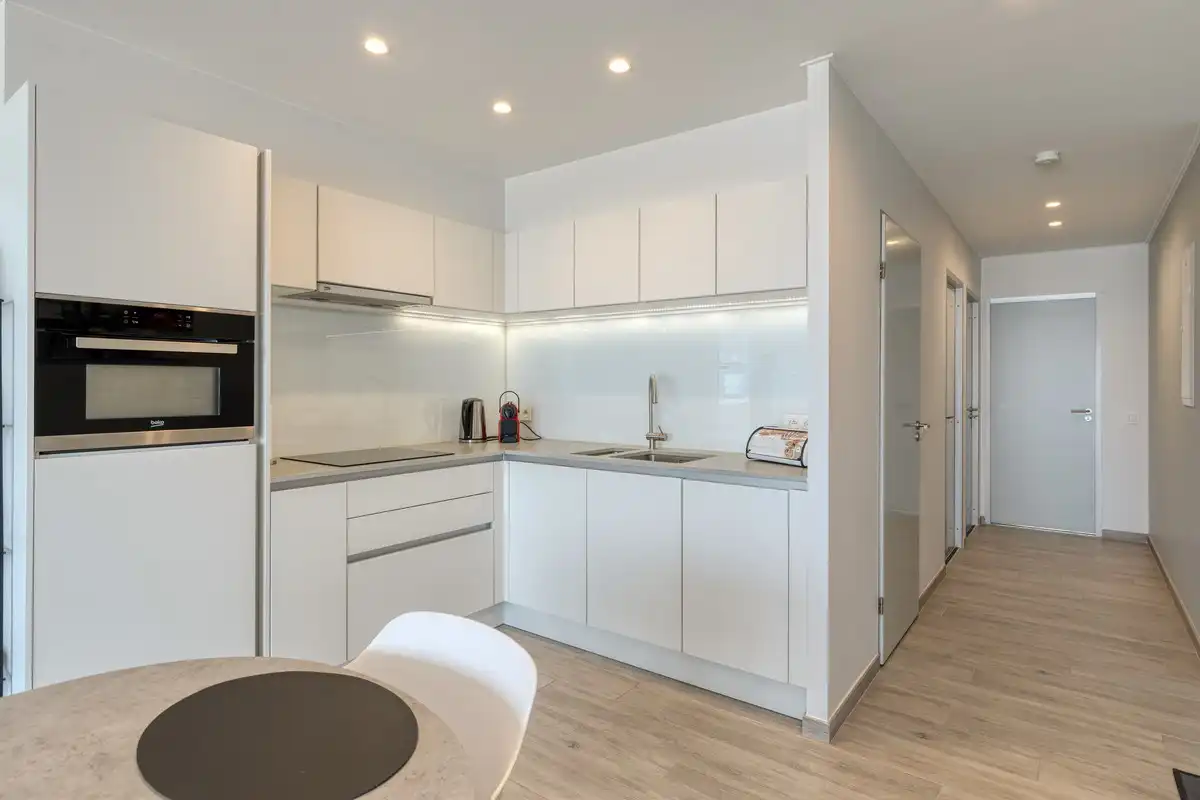 Volledig gerenoveerd tweeslaapkamer appartement op de zeedijk! foto 4