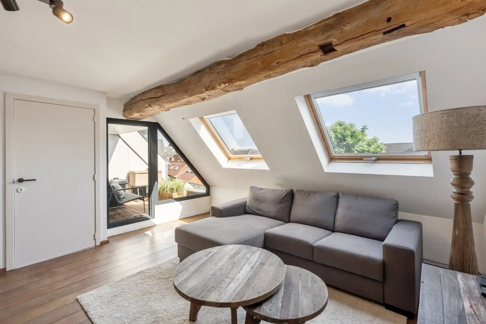 Comfortabel duplex appartement op de 3de en 4de verdieping van een kleinschalige residentie op een steenworp van de historische markt!  foto 4