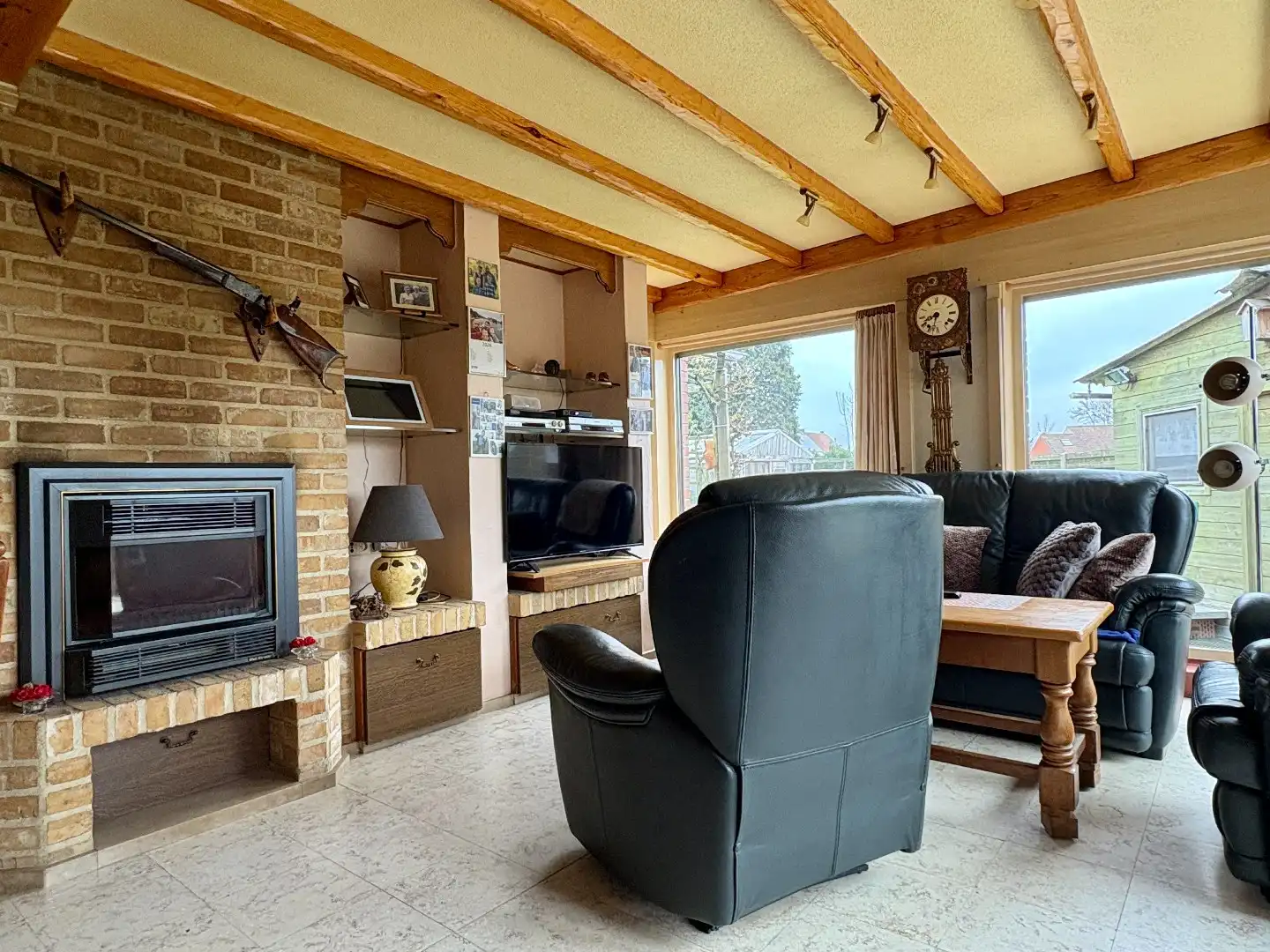 Gelijkvloerse woning op 628 m², 3 slaapkamers, mooi aangelegde tuin en garage. foto 2