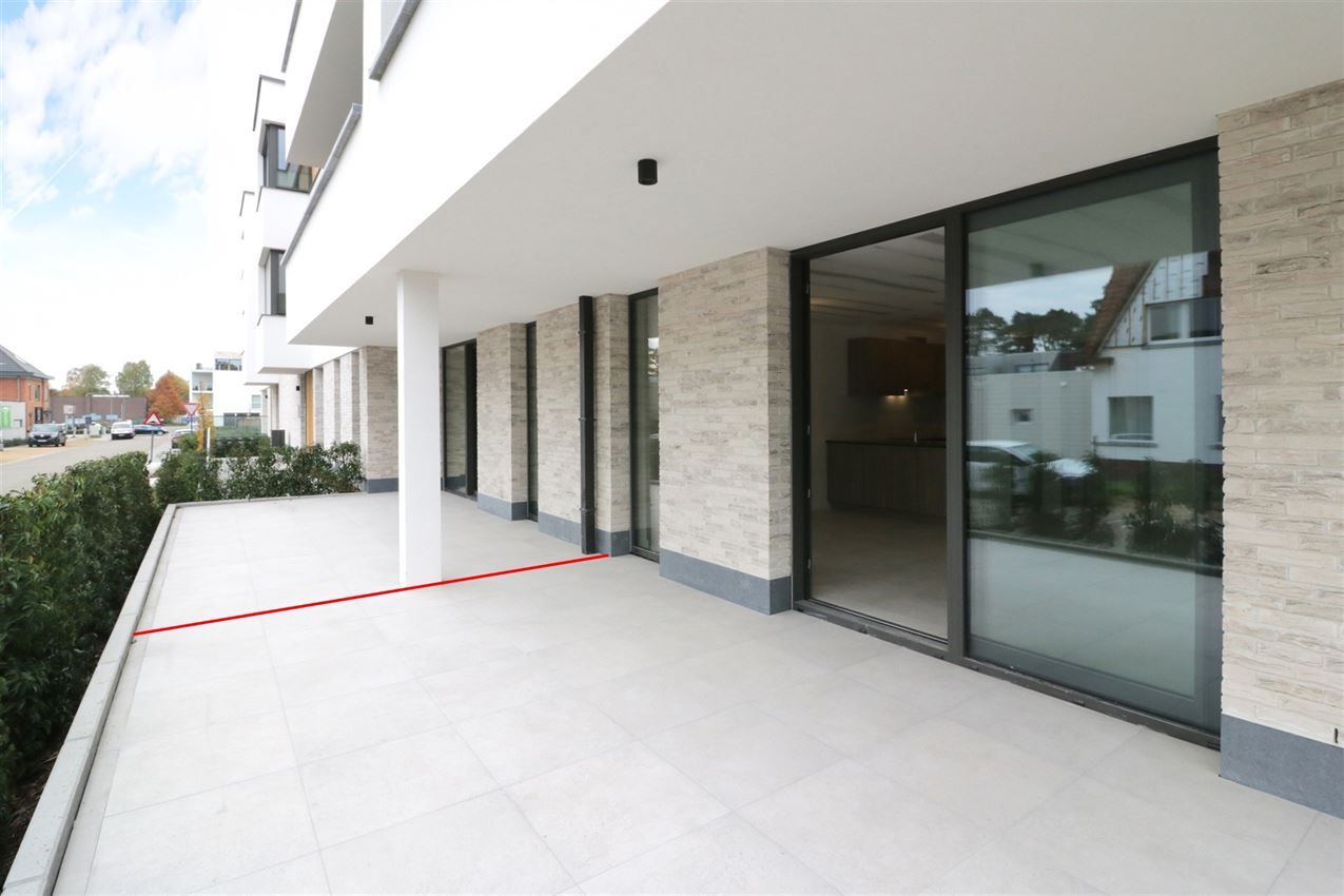 splinternieuw, gelijkvloers, ruim terras, 2 slpk foto 10