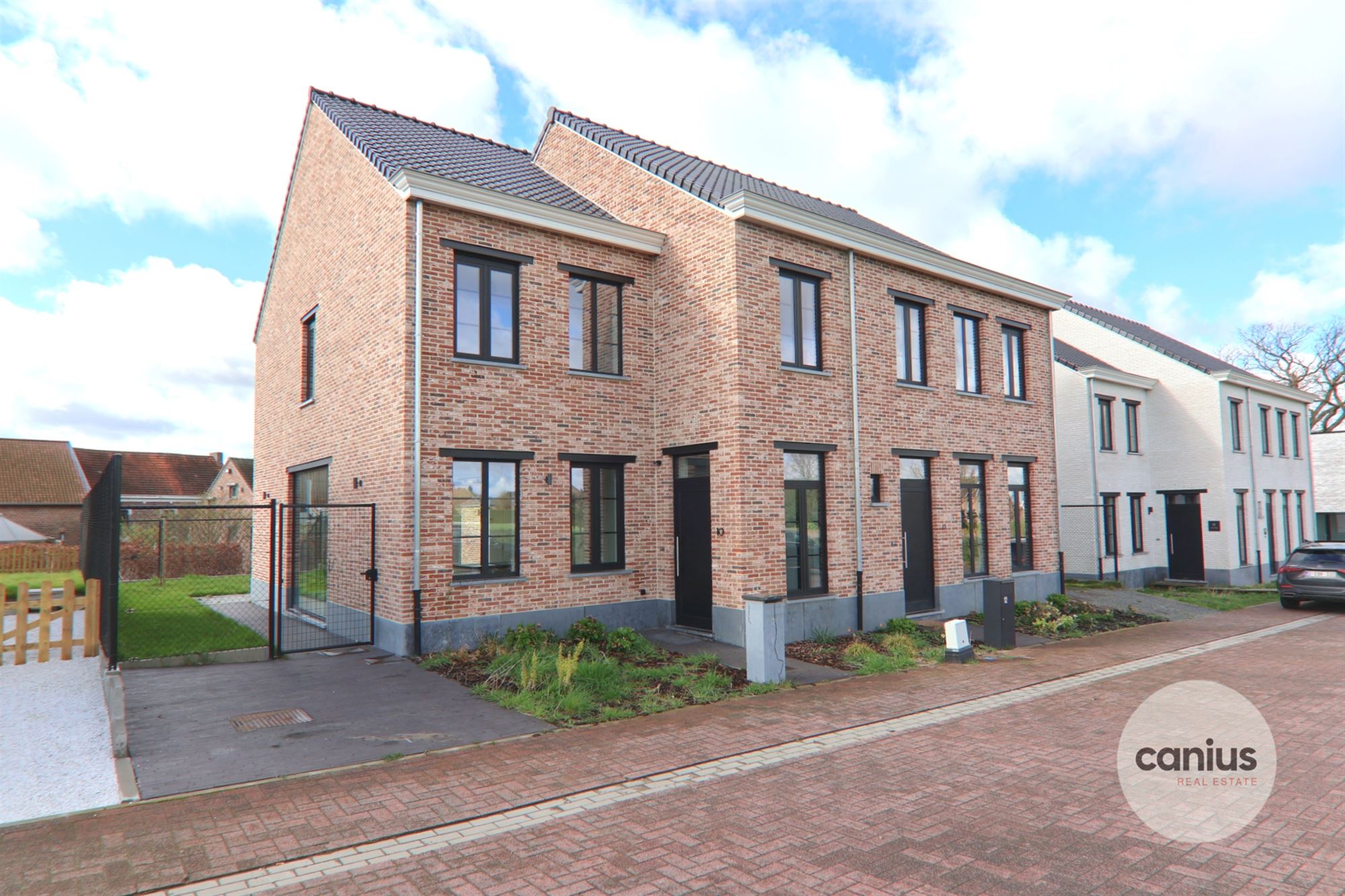 RUSTIG GELEGEN WONING MET 3 SLKS foto {{pictureIndex}}