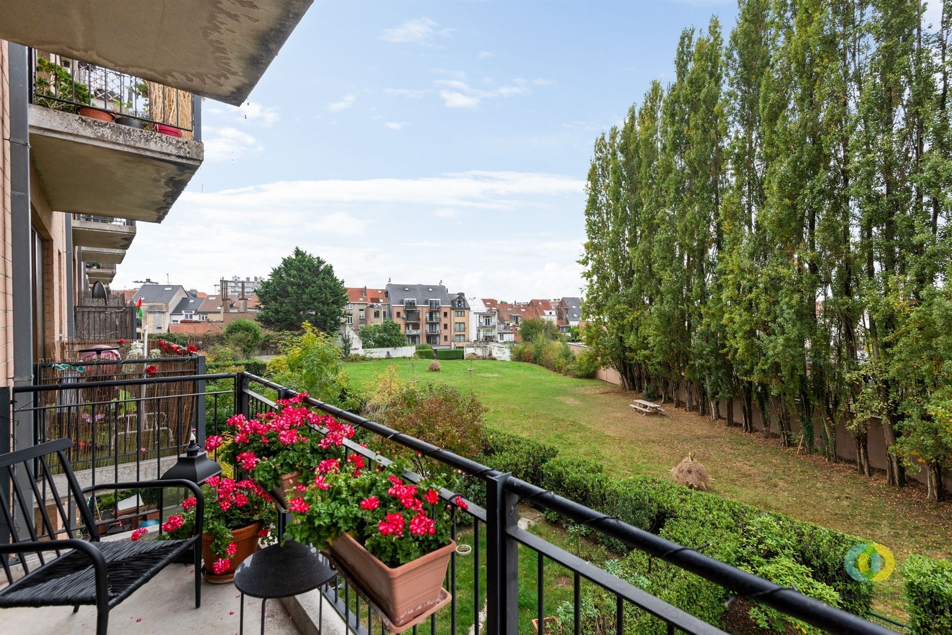 Lichtrijk appartement met 2 slaapkamers + garage foto 3