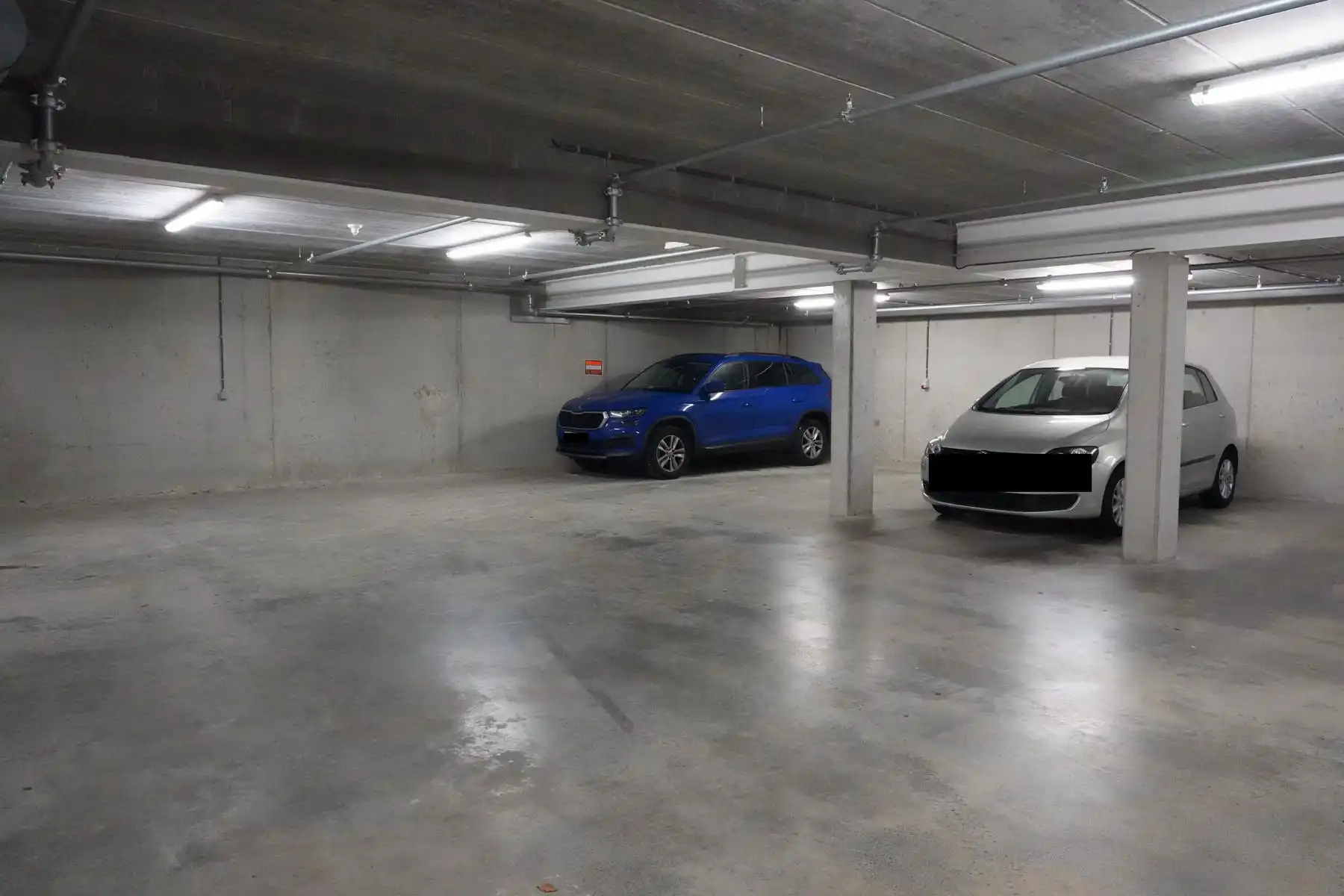 Ondergrondse autostaanplaats in Ekeren. foto {{pictureIndex}}