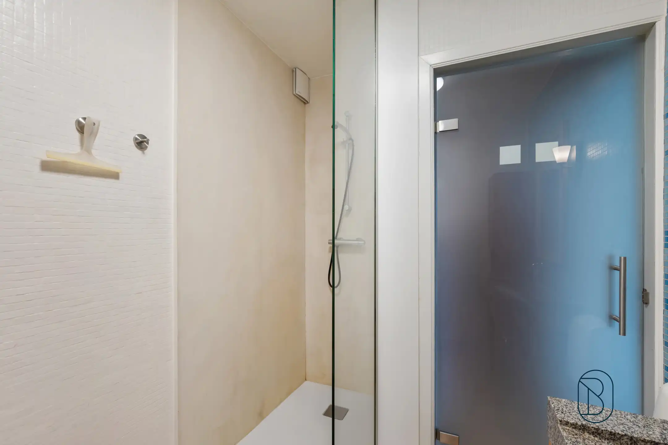 Handelspand + 2 gerenoveerde appartementen hartje Kortrijk foto 11