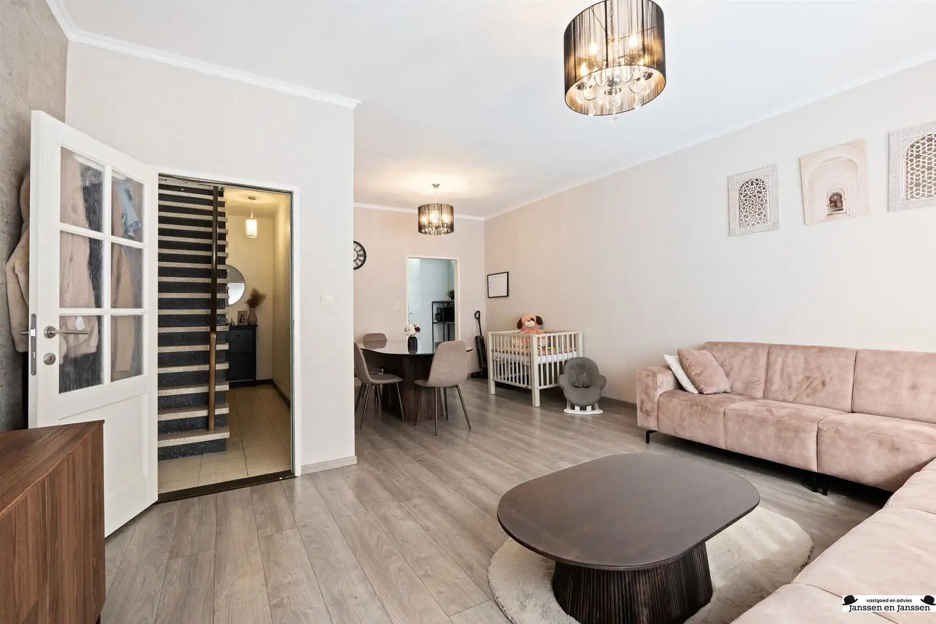 Uitzonderlijk ruime, energetische en gerenoveerde woning! foto 14