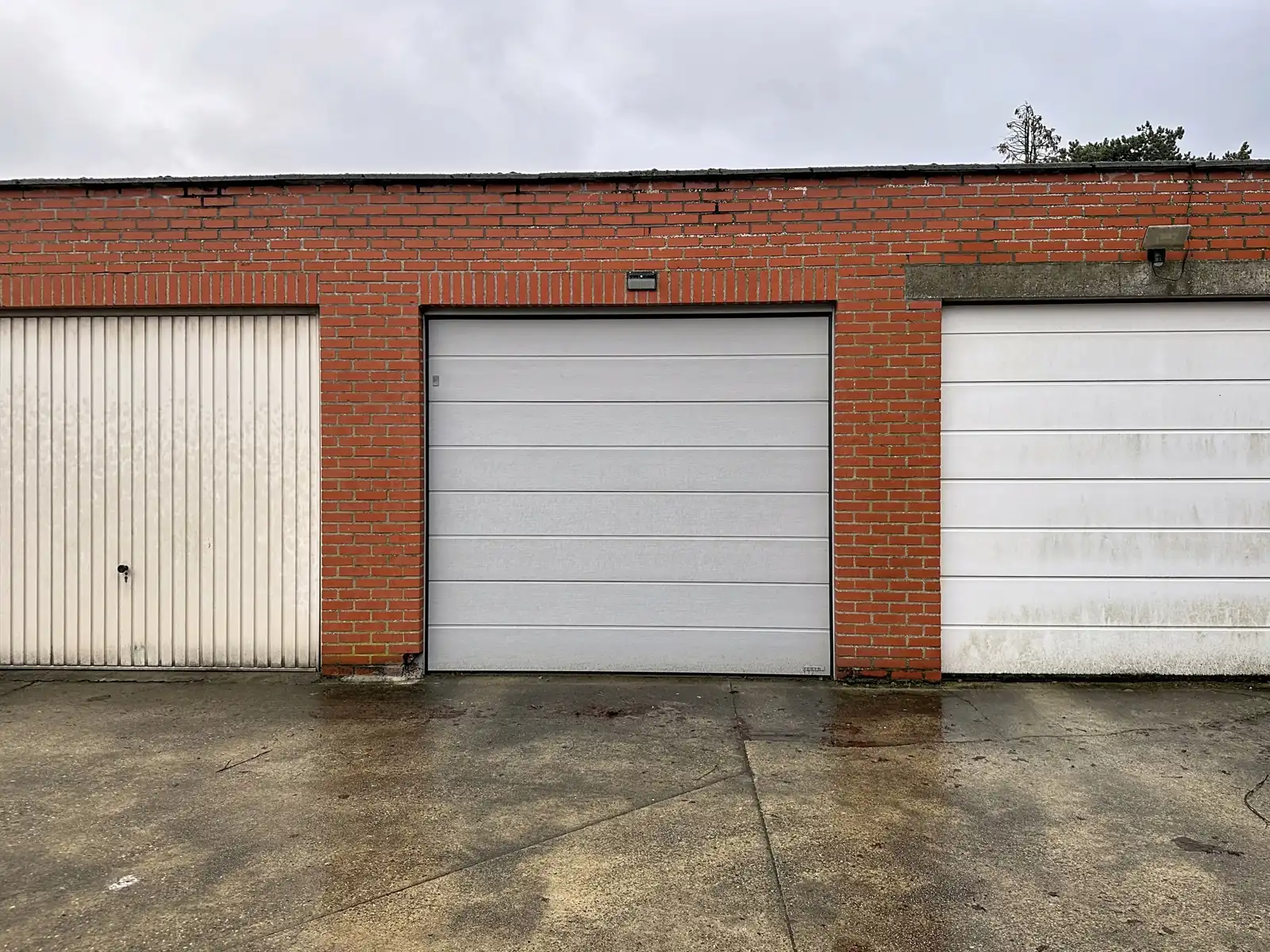 Garagebox met automatische poort  foto {{pictureIndex}}