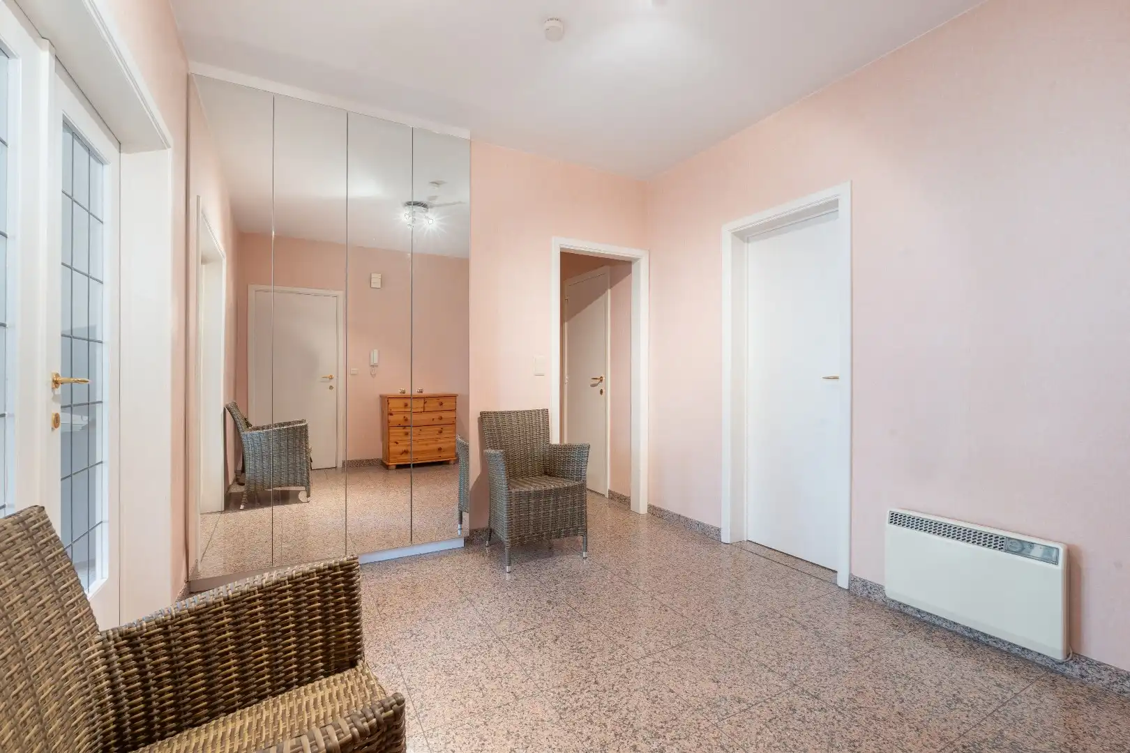 Ruim en lichtrijk appartement met 3 slaapkamers en zijdelings zeezicht vlakbij het Casino. foto 5