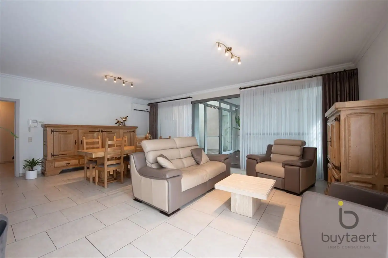 Ruim appartement met vooraan en achteraan terrassen en parking op een pleintje. foto 3