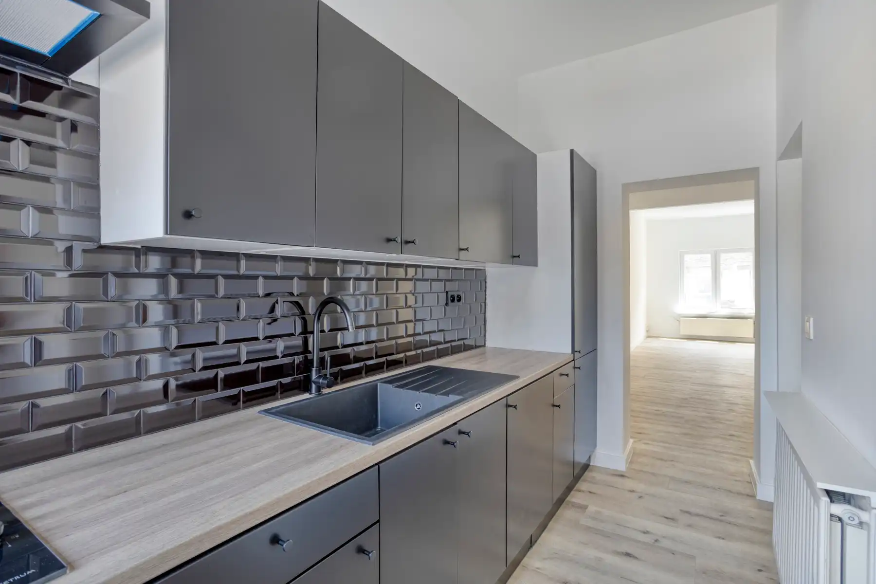 Totaal gerenoveerd, instapklaar appartement foto 6