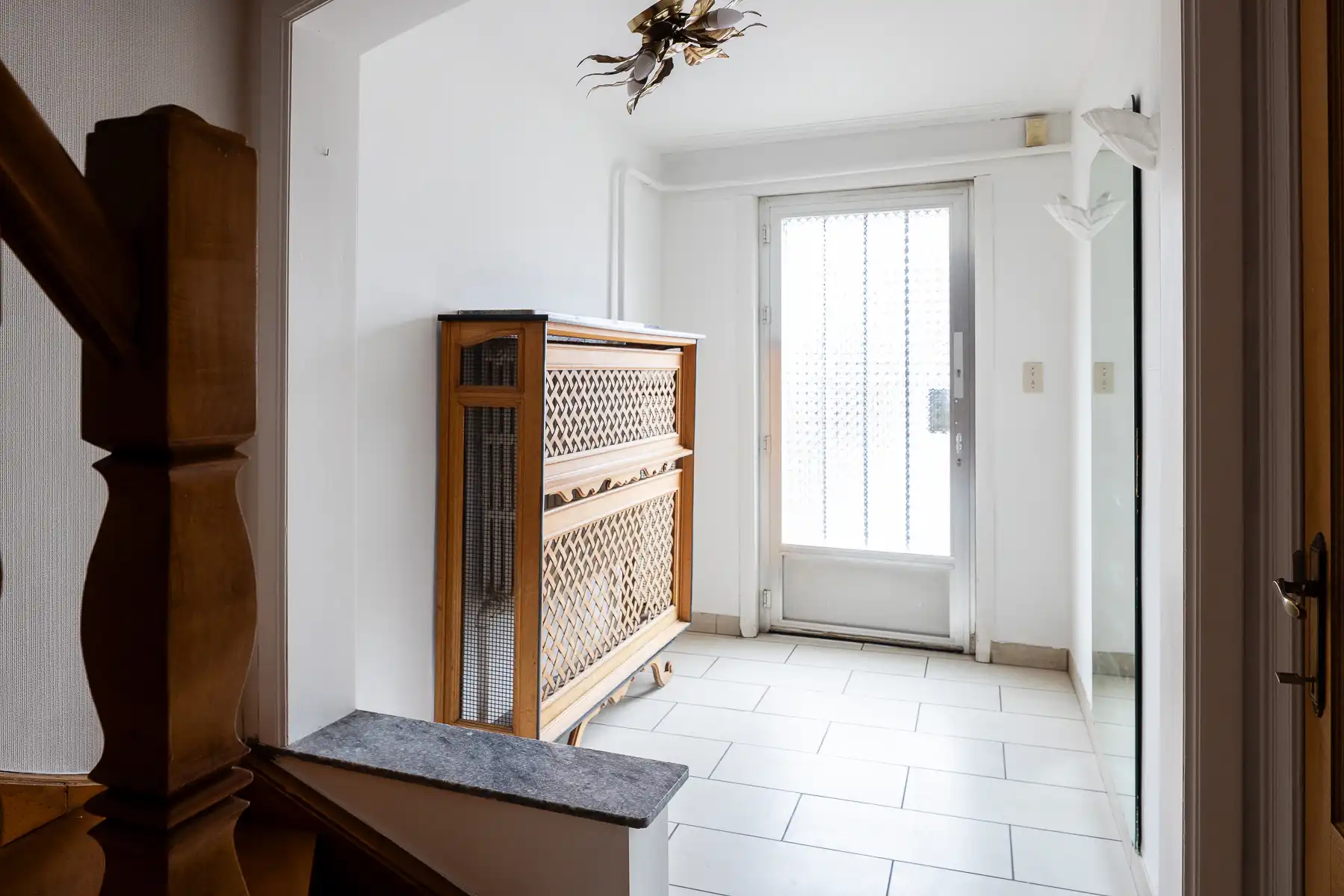 Ruime woning met buitenkoer en garage foto 2