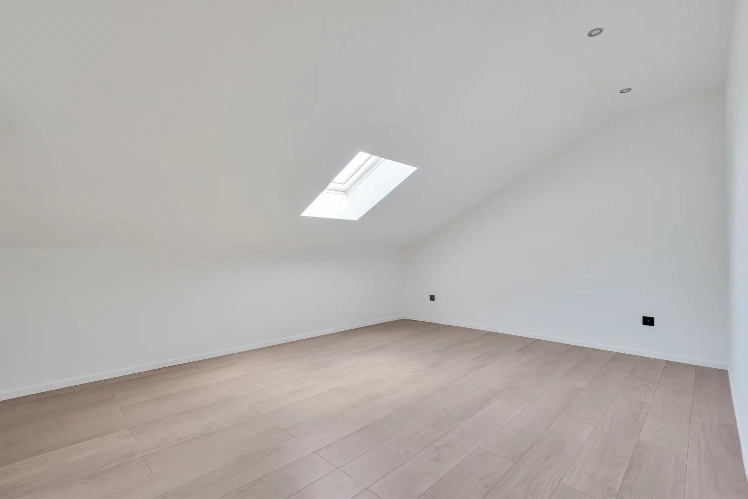 Gerenoveerde woning met vier slaapkamers en inpandige garage foto 14