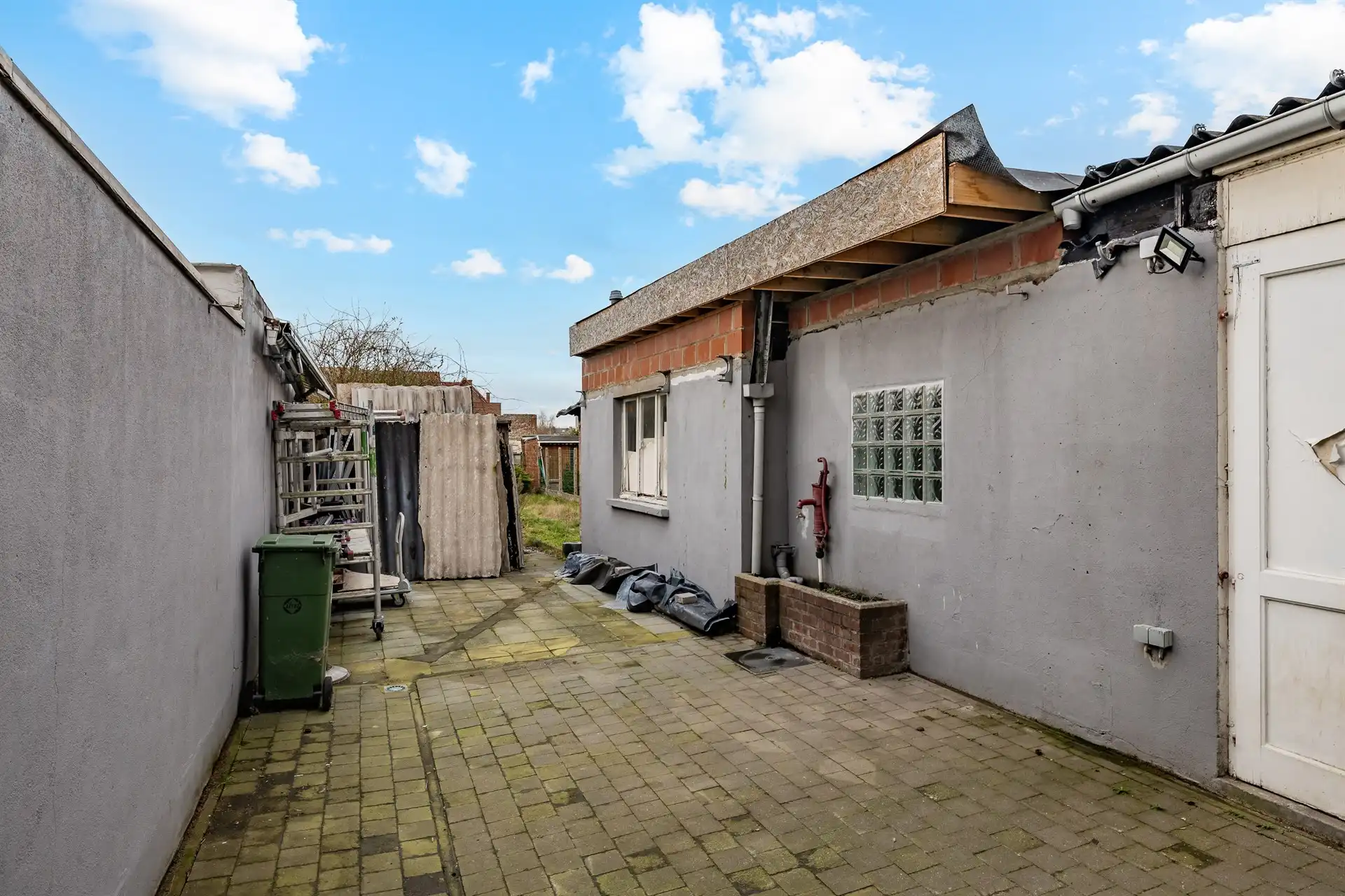 Deels gerenoveerde woning met drie slaapkamers te Erembodegem foto 17
