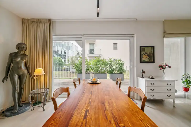 Roeselare-de Munt. Exclusief en lichtrijk 3-slaapkamerappartement (130,5 m²) met riante terrassen op een toplocatie in Roeselare foto {{pictureIndex}}