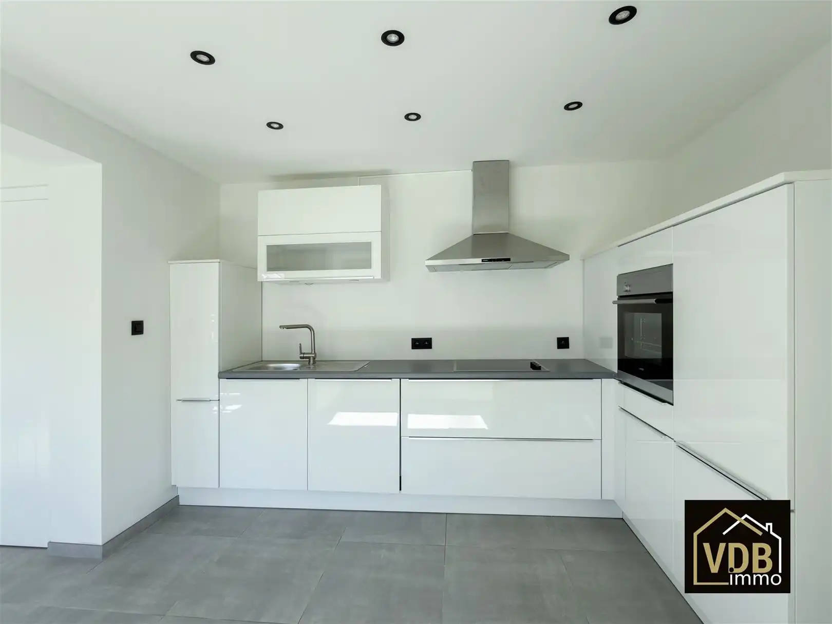 HALF OPEN BEBOUWING MET 4 SLAAPKAMERS EN GROTE GARAGE foto 7