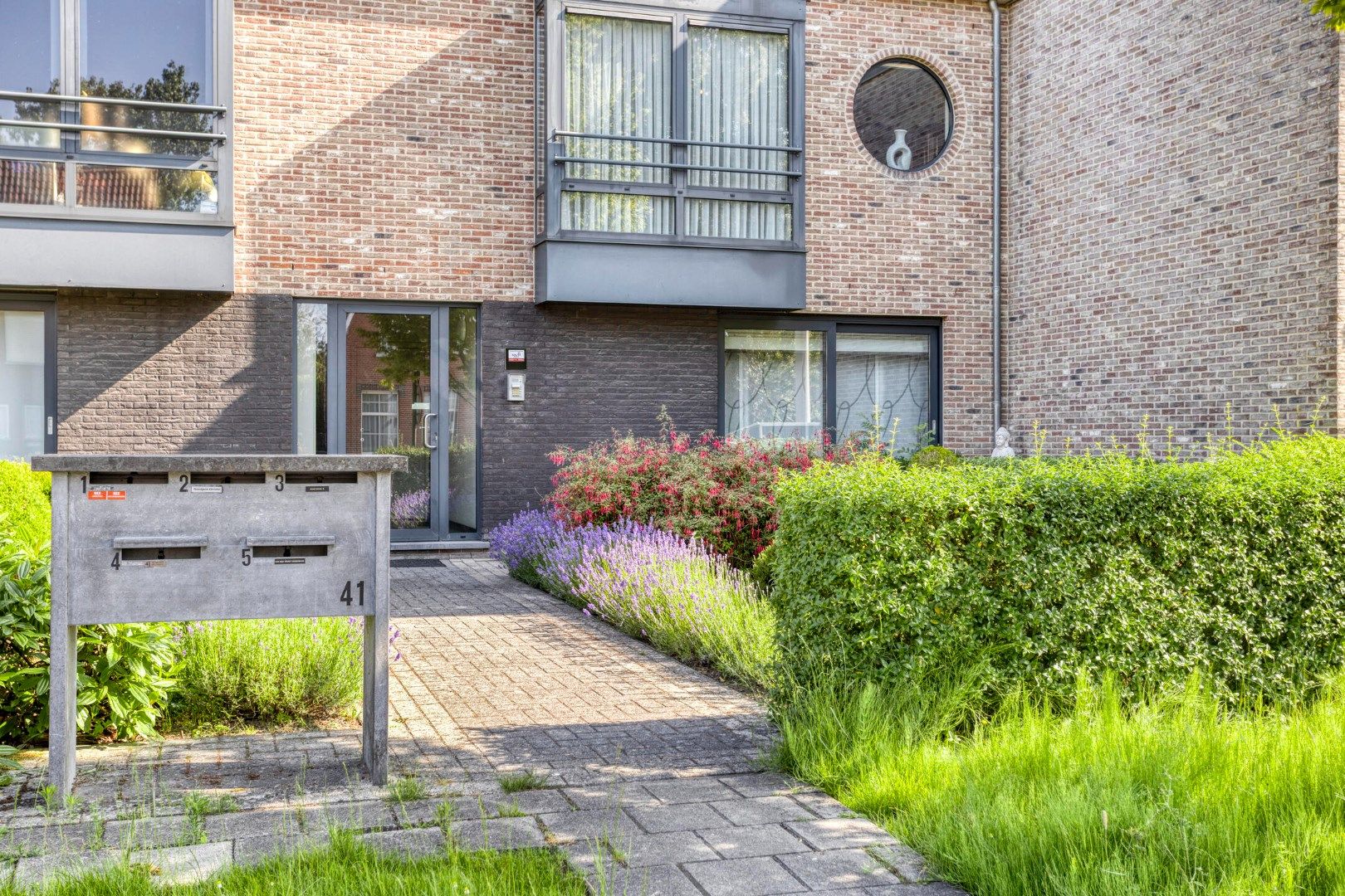 Verzorgd gelijkvloers appartement met tuin vlakbij het centrum foto 2