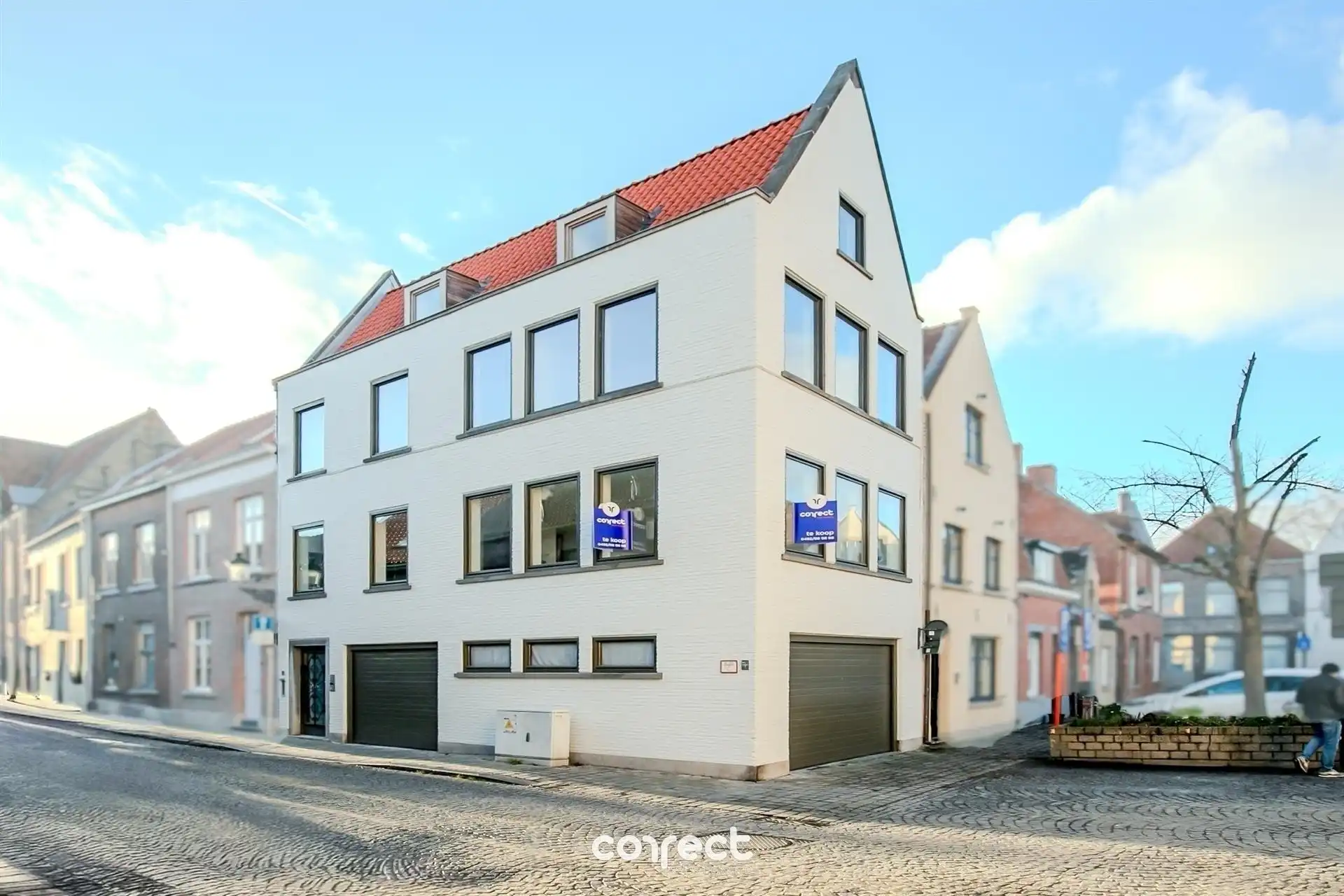 Volledig vernieuwde hoekwoning. foto {{pictureIndex}}