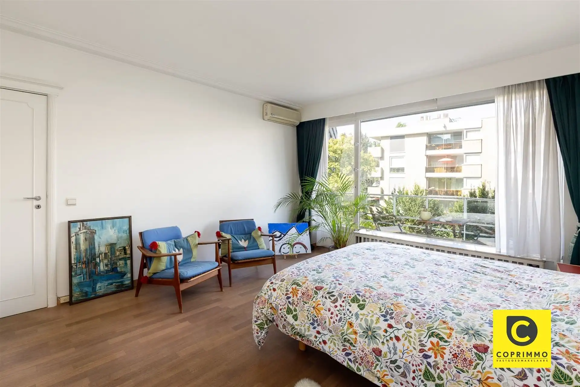 Riant 4 slaapkamer app + garage foto 9