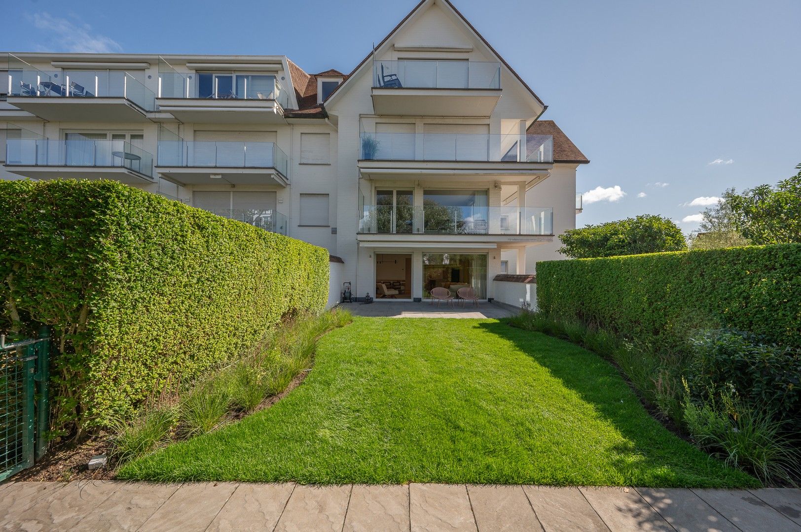 Prachtig tuinappartement met zuid gerichte tuin gelegen in het Zoute, op wandelafstand van de zee. foto 5