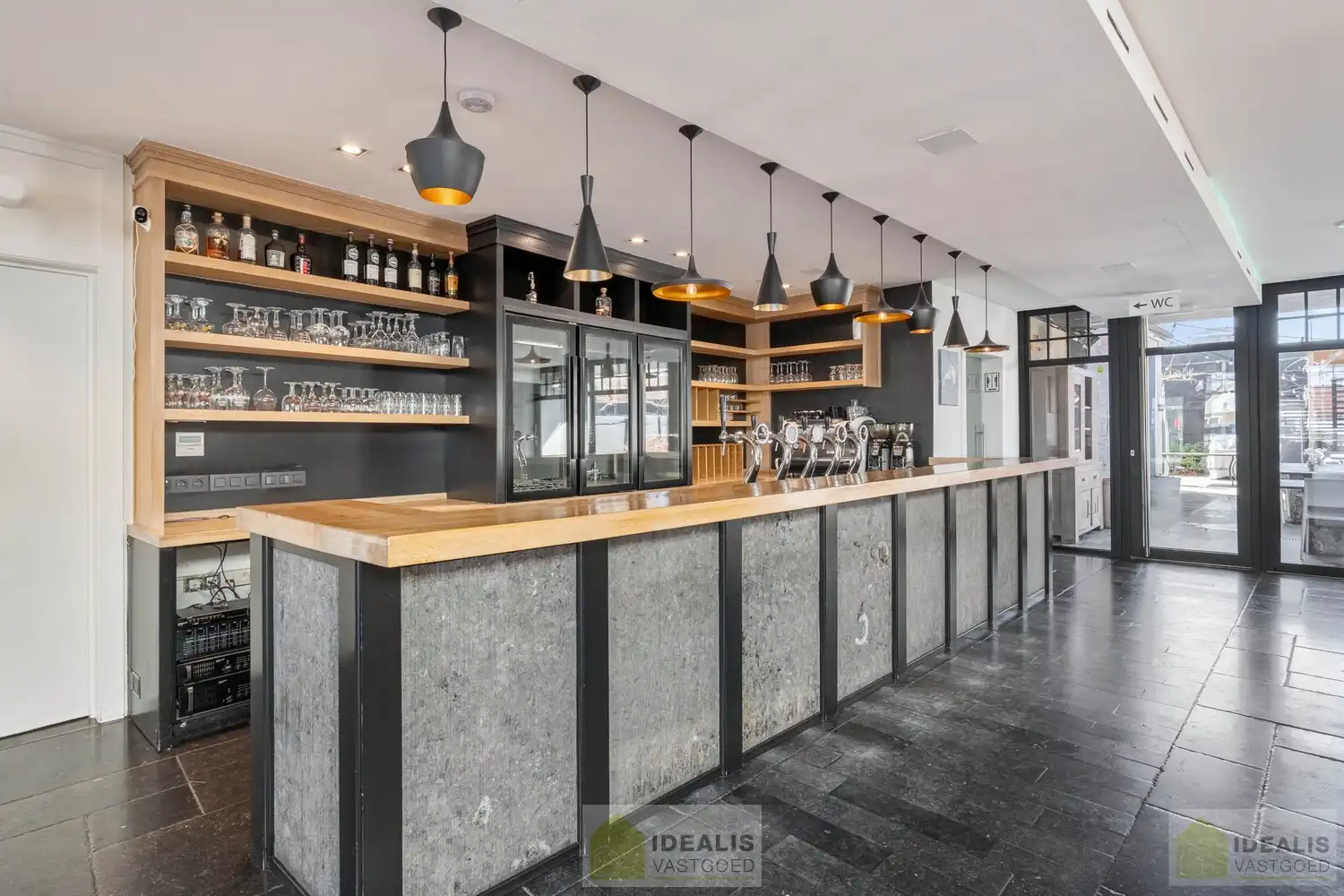 IDEALIS VASTGOED - “Het Brouwershof”, een prachtig pand met een rijke geschiedenis gelegen op het Itterplein op een unieke locatie!! Dit handelspand, een voormalige brasserie, omvat maar liefst ca.420m² bruikbare oppervlakte en is momenteel ingericht als horecazaak met een ruime brasserie met knappe bar, aansluitend volledig uitgeruste keuken, stijlvol ingerichte sigarenkamer, achterliggend een grote feestzaal,  en een ruim afgesloten terras met overdekte lounge. Daarnaast wordt ook het gerenoveerde duplex appartement, gelegen op de 1ste en 2de verdieping van maar liefst ca.155m² bewoonbare oppervlakte en voorzien van een ruime woonkamer met aansluitend keuken, badkamer voorzien van bad en douche, 3 slaapkamers en ruim dakterras aangeboden. Uiterst geschikt voor kandidaten op zoek naar een handelspand met woonst op een toplocatie midden in hartje Opitter, Bree! foto 9