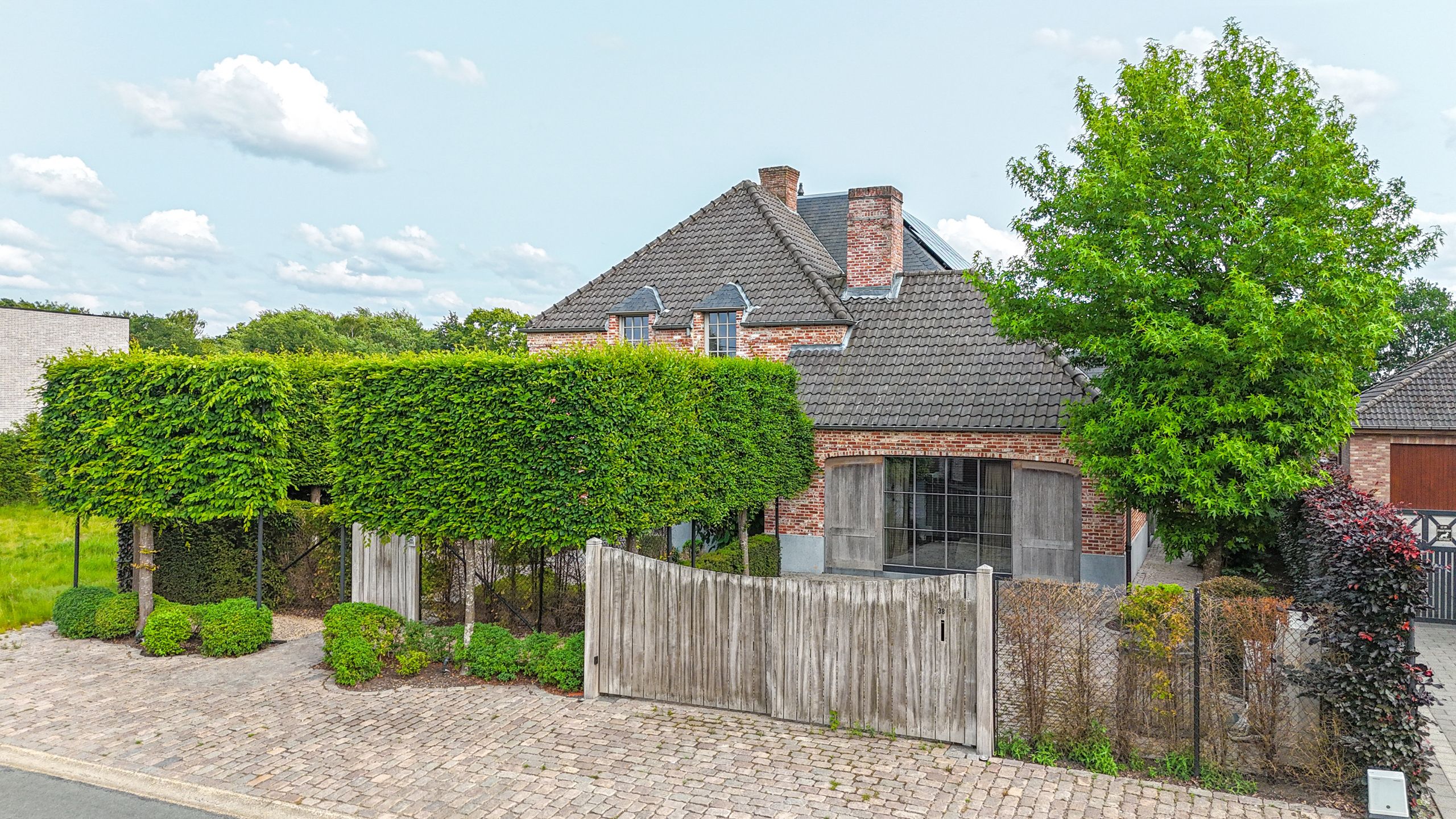 Exclusieve villa met zwembad op riant perceel in Koersel! foto 2
