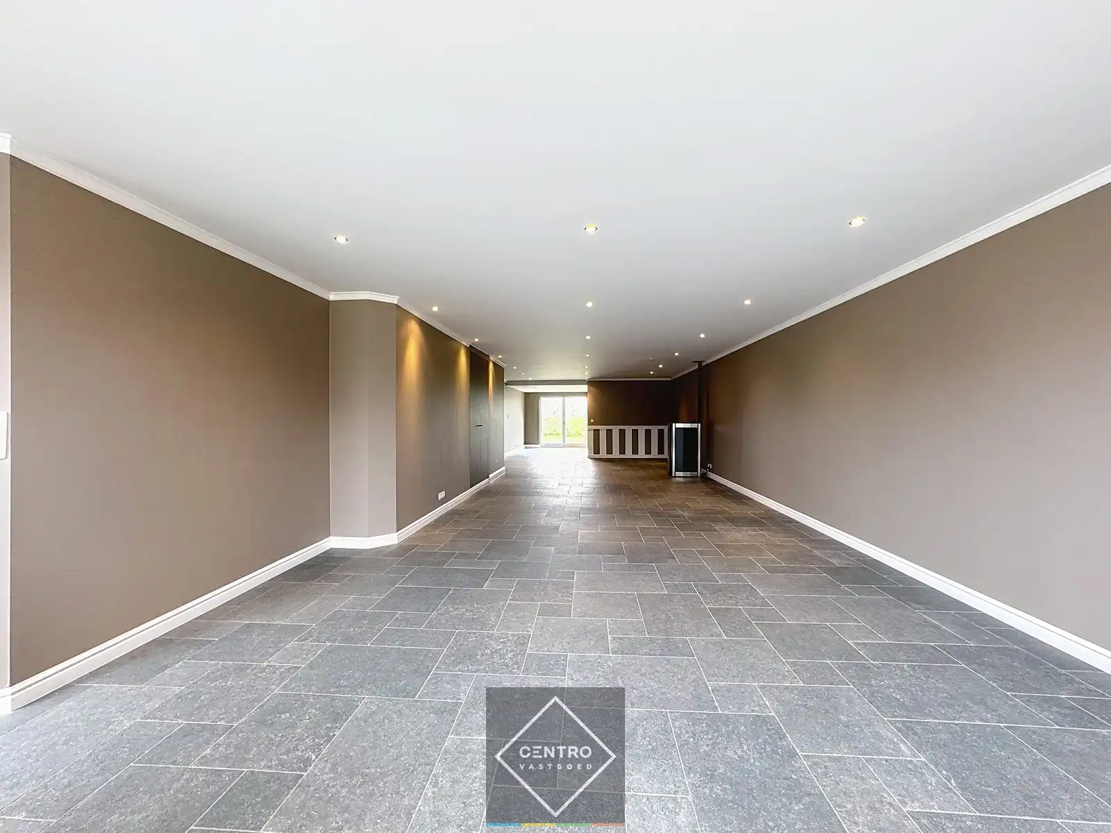 Prachtig gerenoveerde HANDELSRUIMTE / KANTOOR met TUIN langs een drukke verbindingsbaan (Gistel - Torhout, N33) te Ichtegem. foto 2