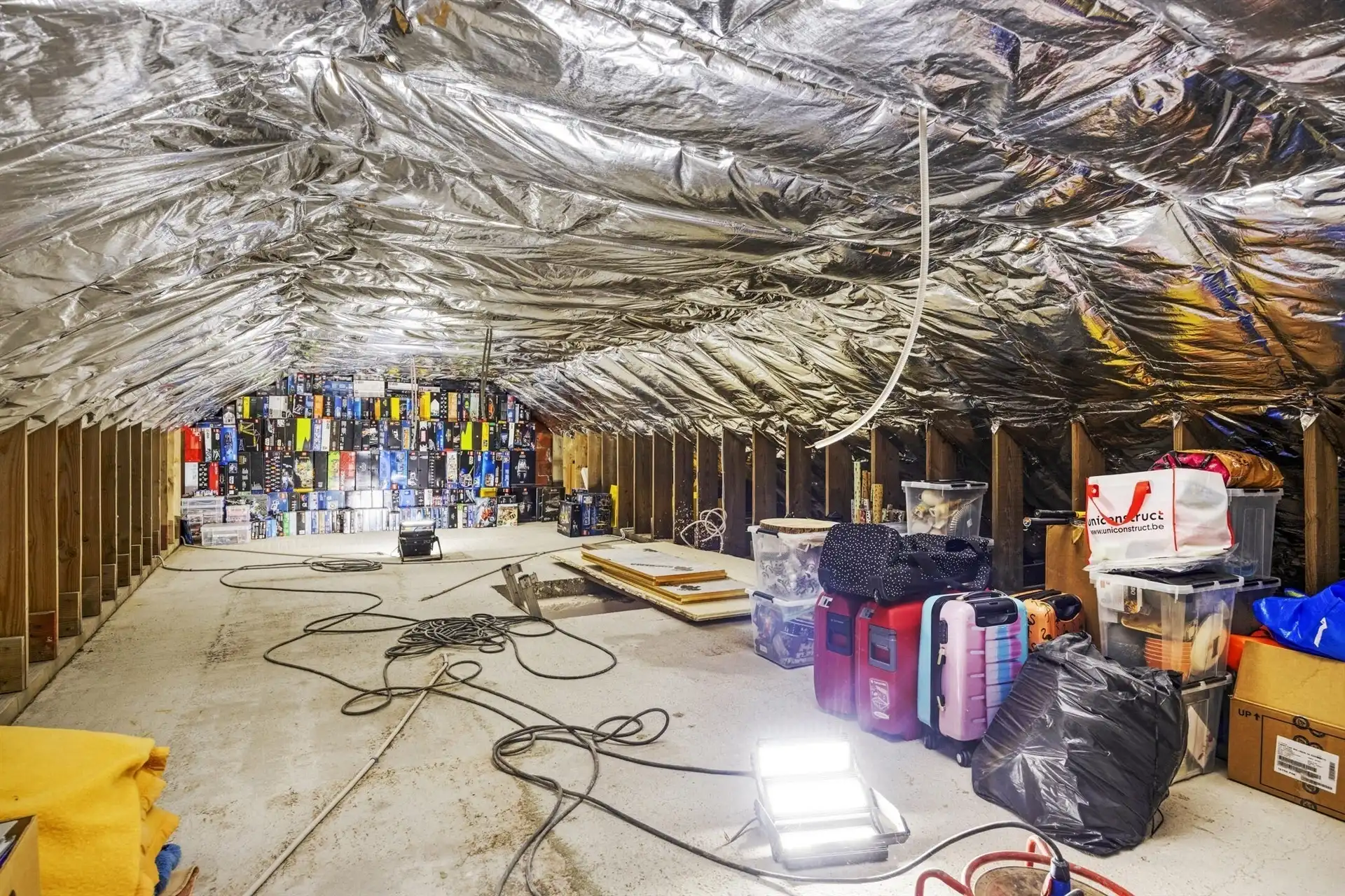 Volledige gerenoveerde woning met loods foto 33