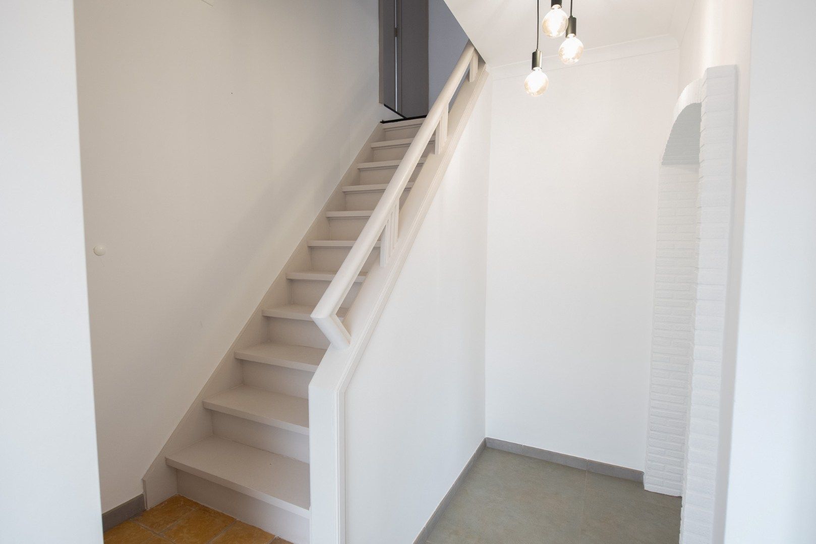 Knap gerenoveerde halfopen bebouwing met 3 slpks, garage & carport! foto 2