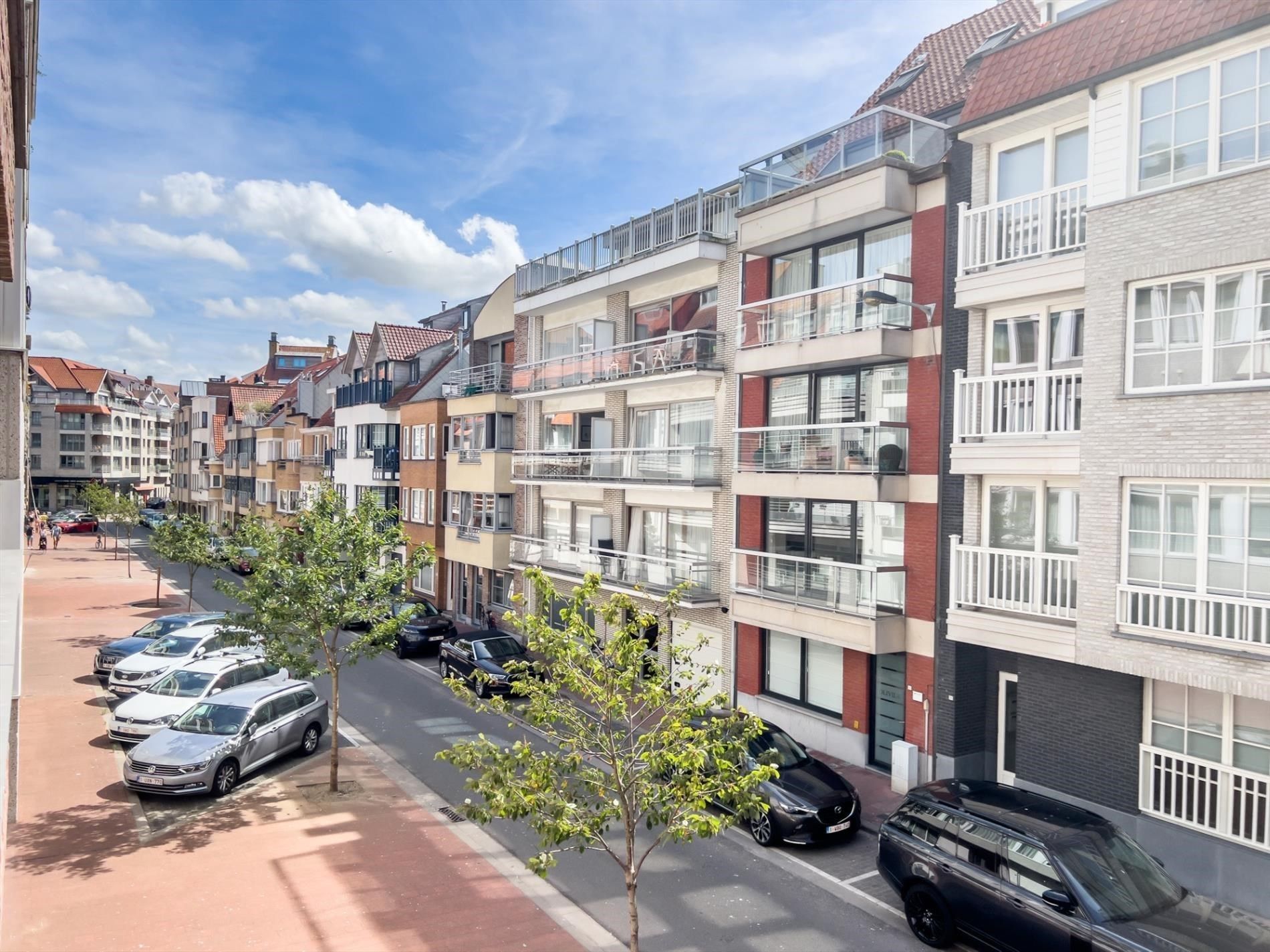 Instapklaar duplex appartement (ZW oriëntatie) in een rustige eenrichtingsstraat in het centrum. Parking in het gebouw inbegrepen! foto 3