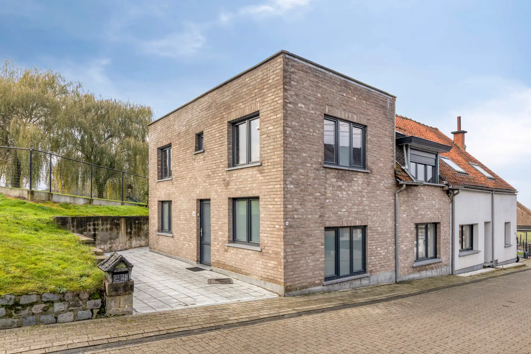 HOB met 4 slaapkamers, oprit en klein tuintje foto {{pictureIndex}}