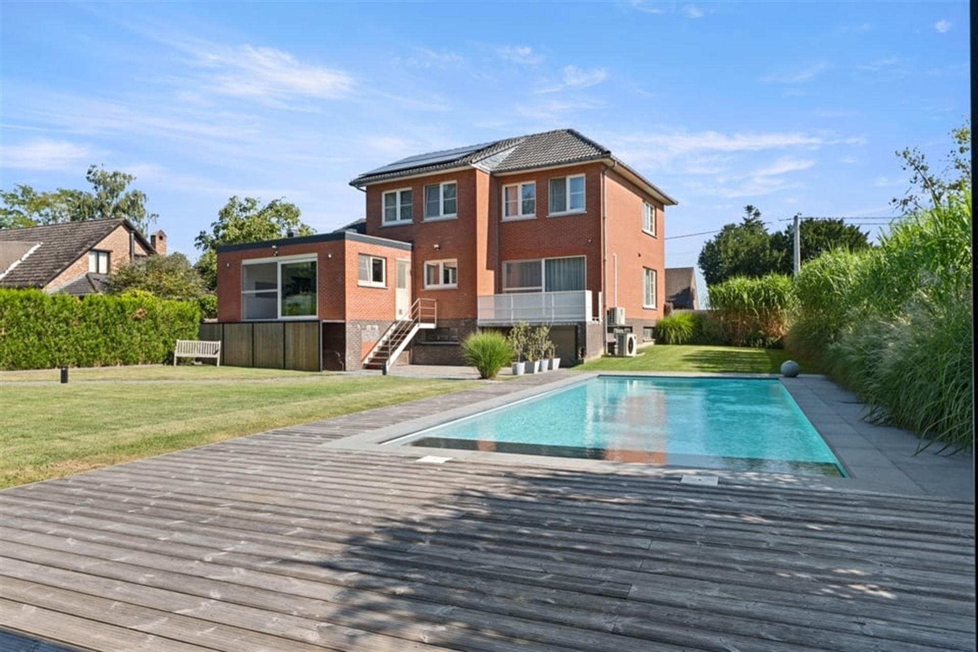 PRACHTIGE GEZINSWONING MET ZWEMBAD EN POOLHOUSE IN SINT-TRUIDEN  foto {{pictureIndex}}