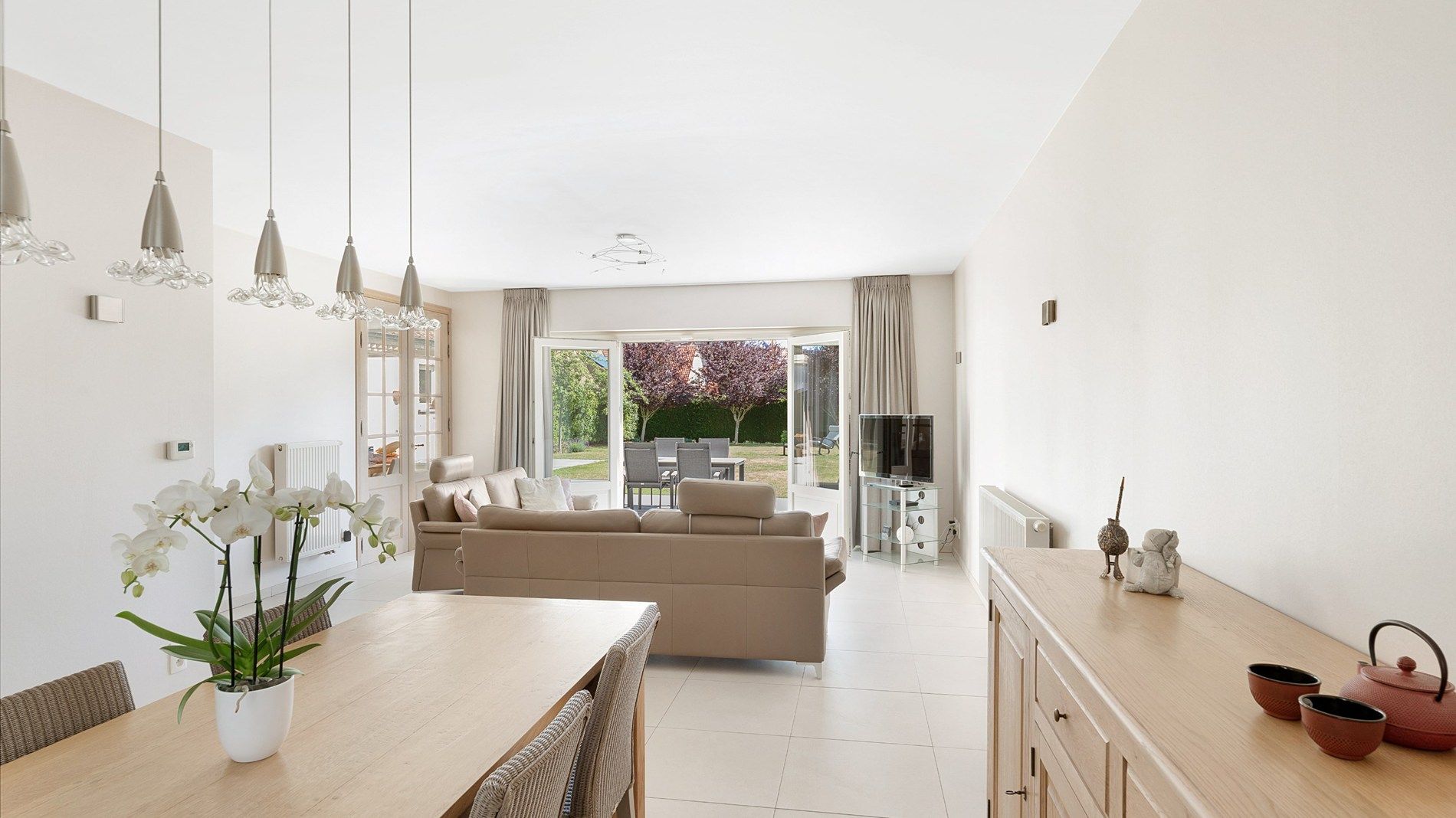 Bijzonder groot en goed onderhouden halfopen villa foto 5