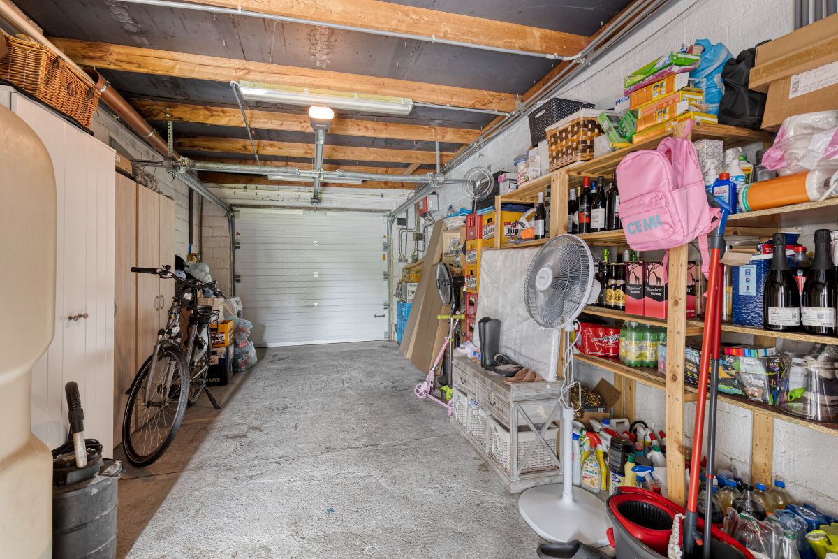 Instapklare gezinswoning met prachtige tuin en garage foto 17